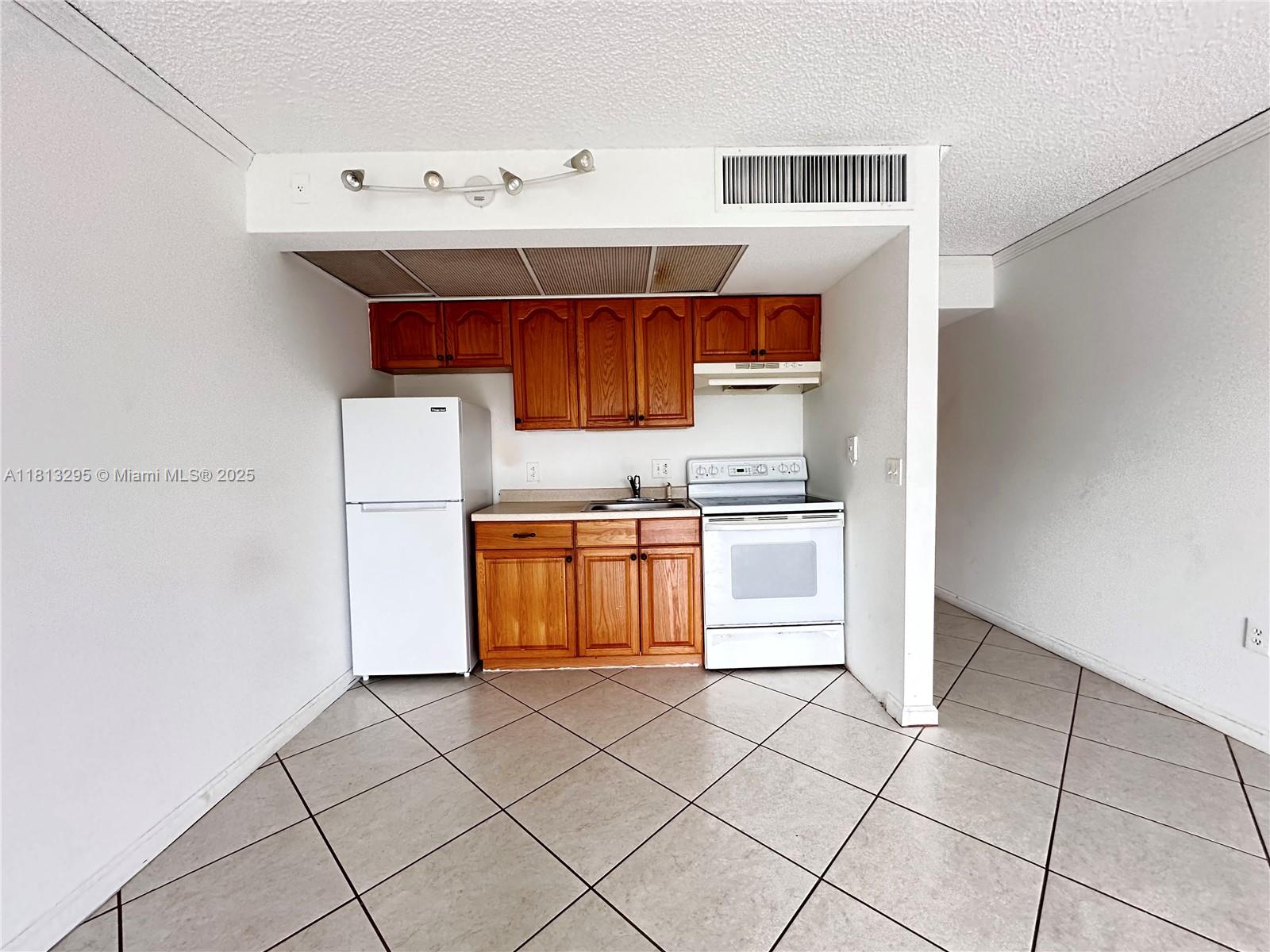 Rental Property at 13455 Sw 16th Ct 311F, Pembroke Pines, Miami-Dade County, Florida - Bedrooms: 1 
Bathrooms: 1  - $1,600 MO.