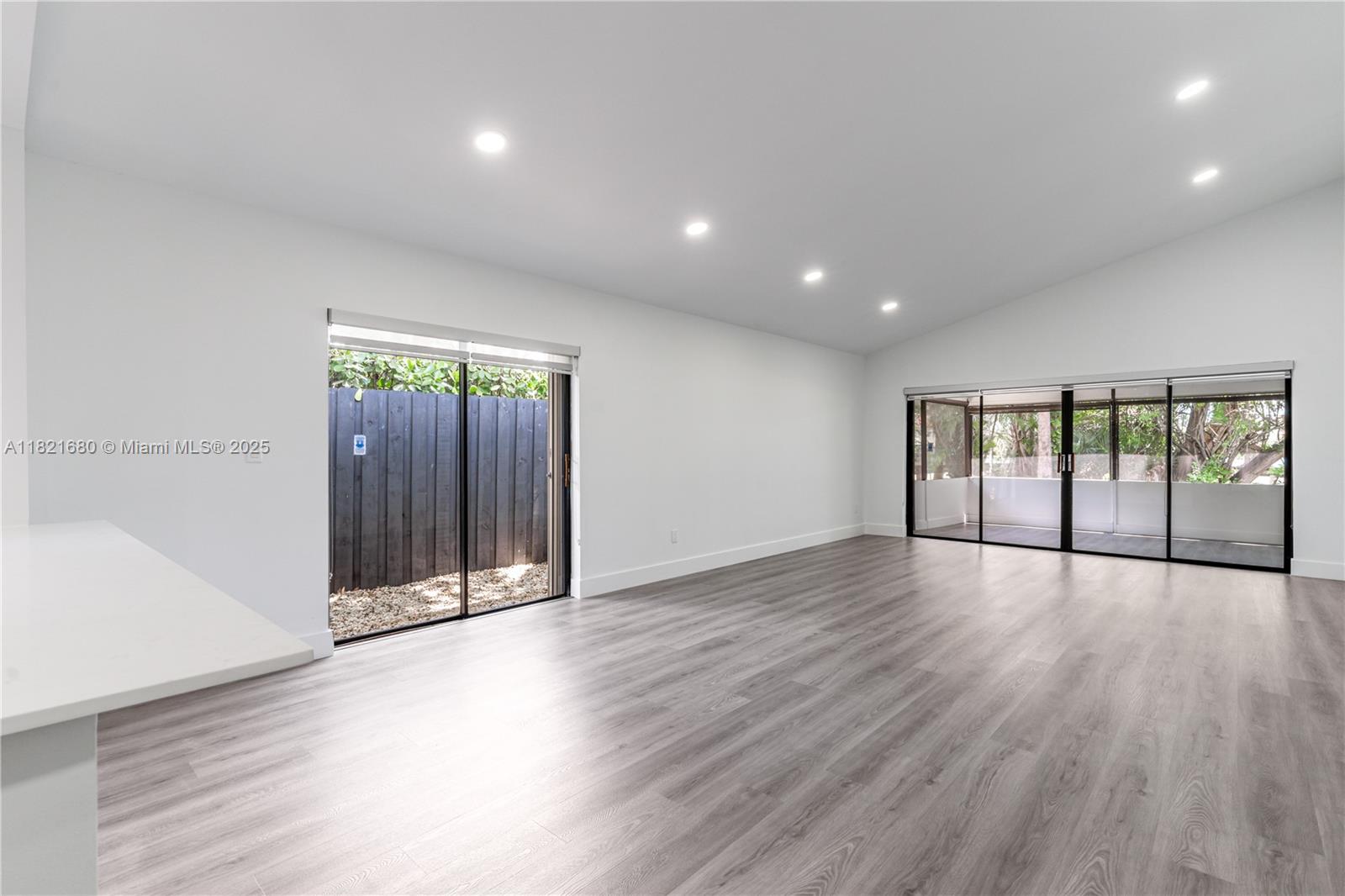 VILLAS AT BONAVENTURE IN - Residential