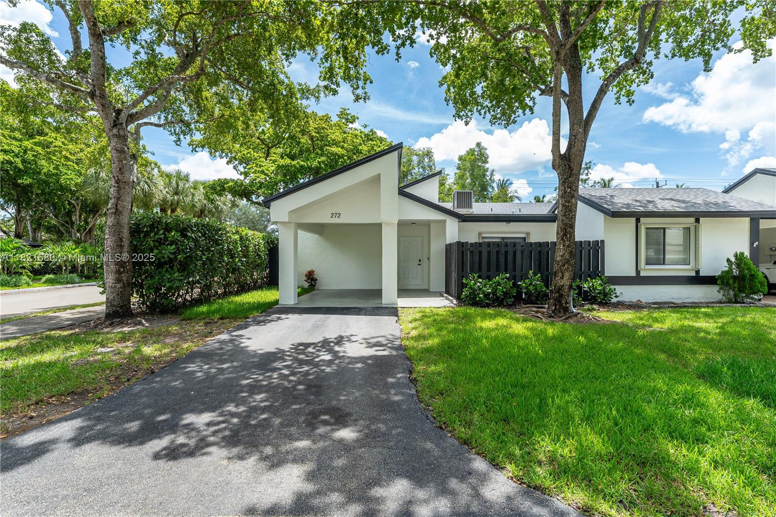 272 Fairway Cir 98, Weston, Broward County, Florida - 2 Bedrooms  
2 Bathrooms - 