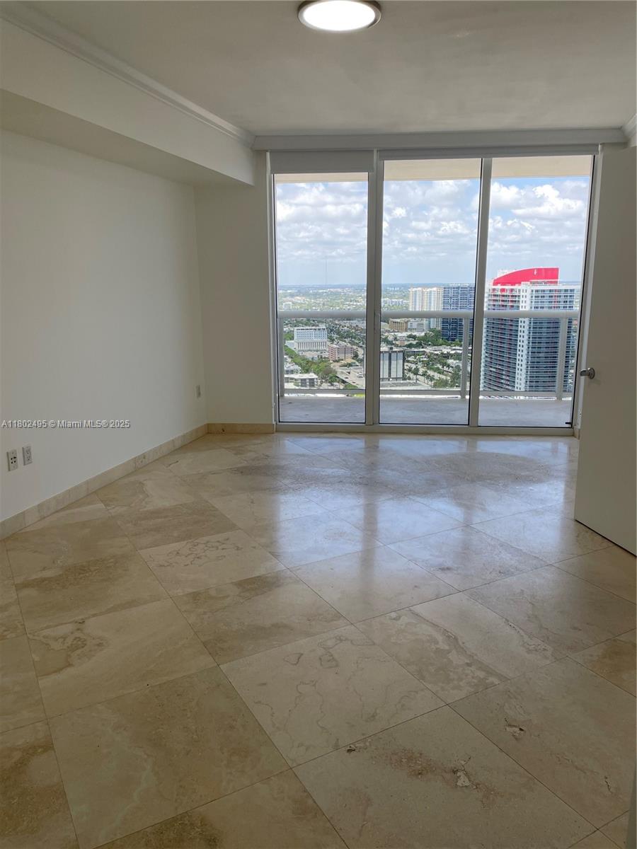 BEACH CLUB CONDO - Residential Lease