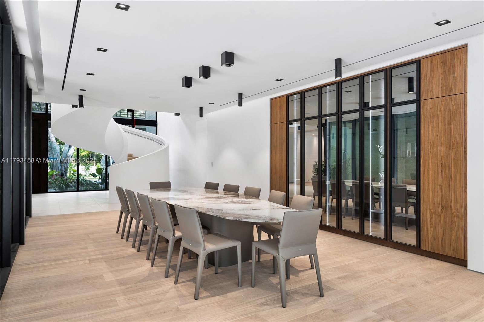 CLEVELAND PARK - Residential Lease