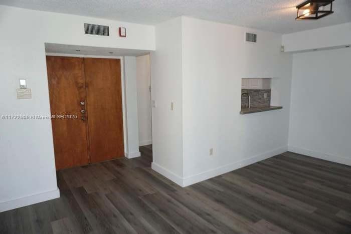 INTERNATIONAL PARK I COND - Residential