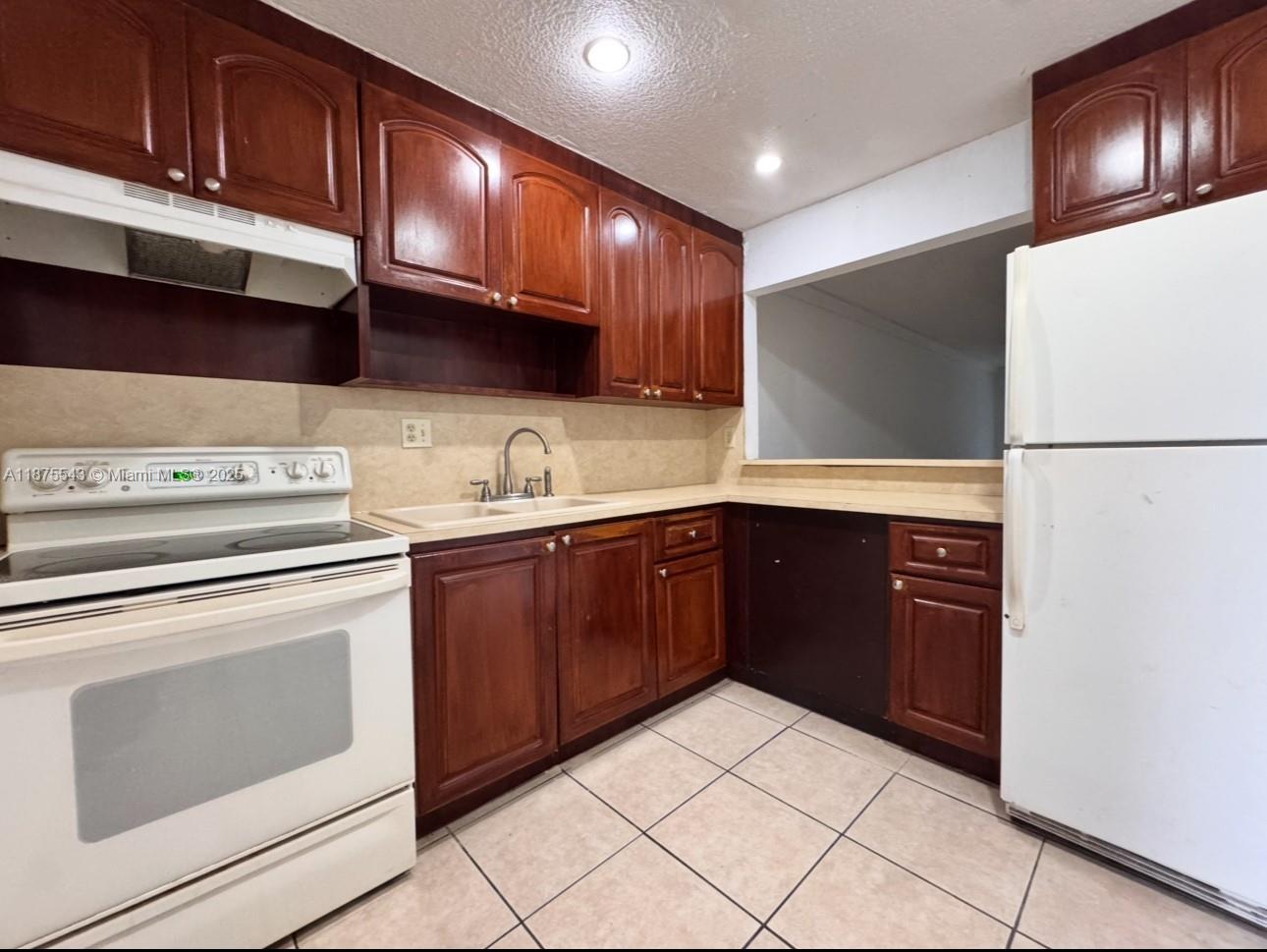 WELCOME to this Great Apartment in ENCLAVE AT THE PARK CONDO, Close to Hard Rock Stadium, Walmart and more. Easy to showing !!!