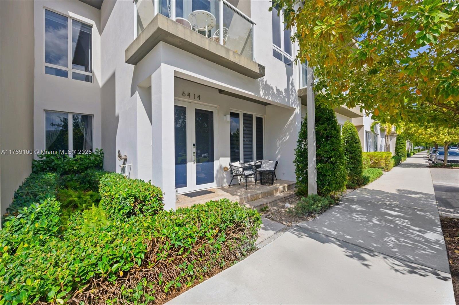 Rental Property at 6414 Nw 104th Path 6414, Doral, Miami-Dade County, Florida - Bedrooms: 3 
Bathrooms: 3  - $5,300 MO.