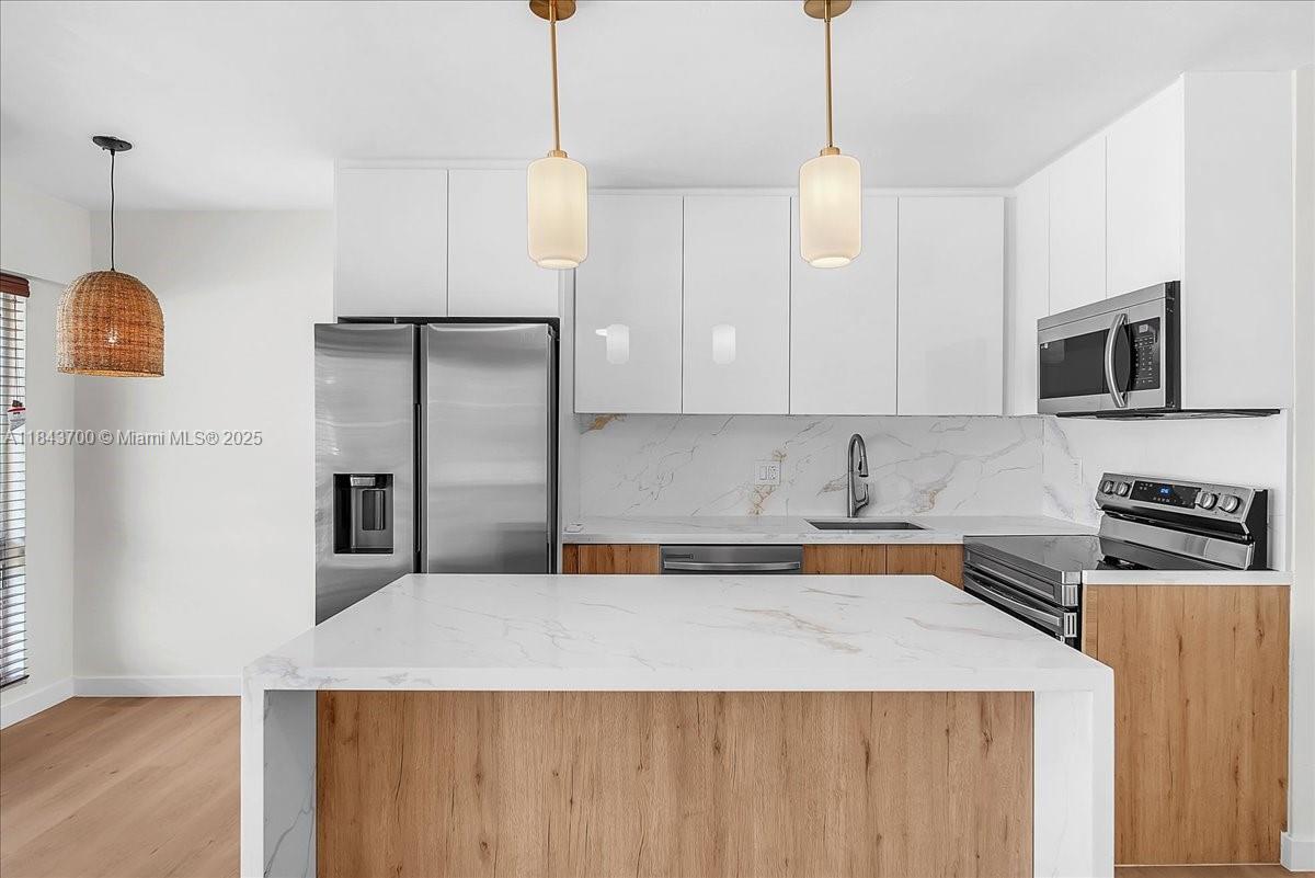 Welcome home !! Stylish fully renovated 1 bedroom apartment in prime location Coral Ridge. Everything is BRAND NEW !!
Unit features a sleek, modern design with a bright open layout. Sutton Place is located in the desirable Coral Ridge neighborhood ; you’re just minutes from restaurants, shopping, and sandy beaches.