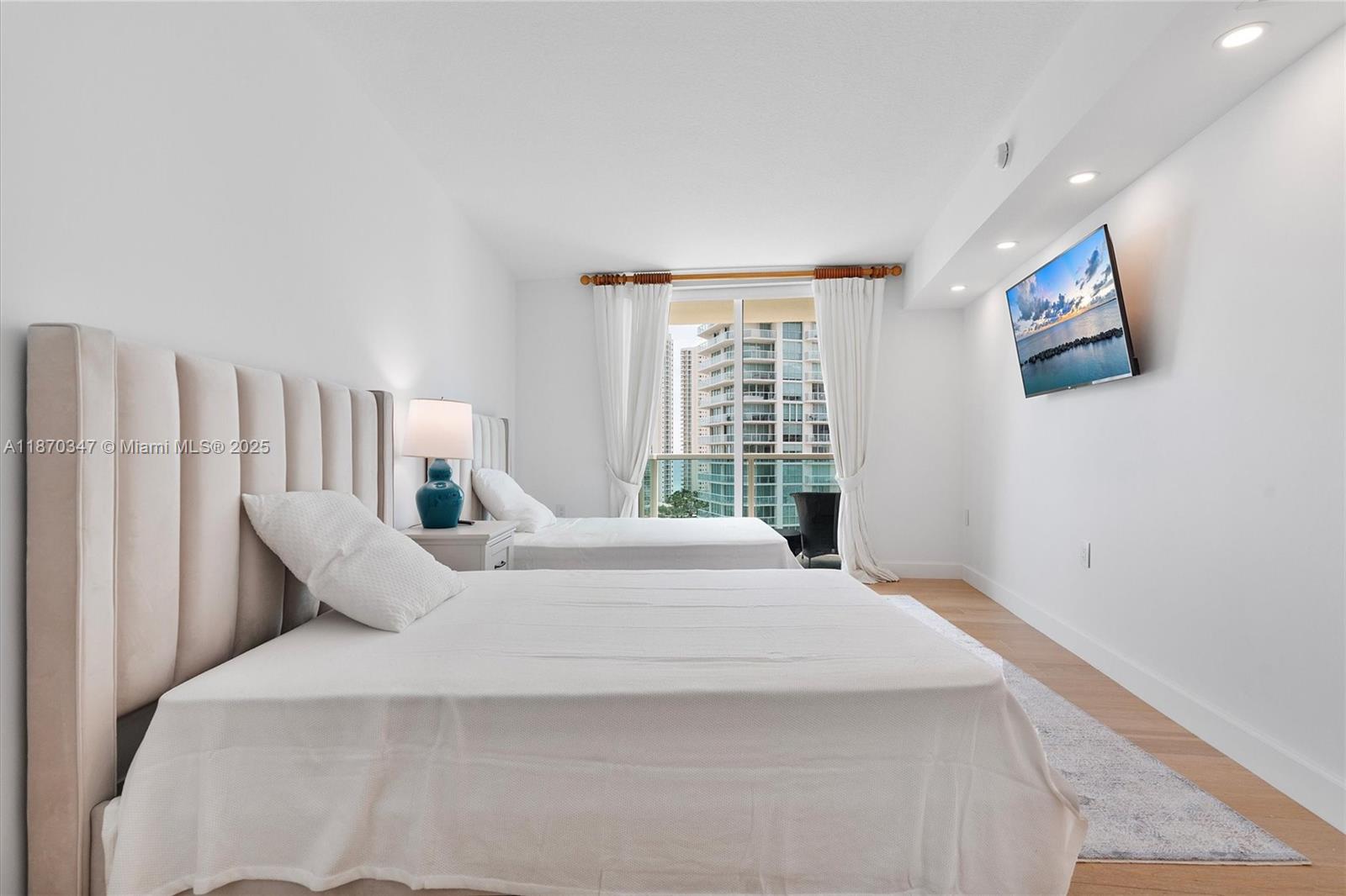 ST TROPEZ ON THE BAY II C - Residential Lease