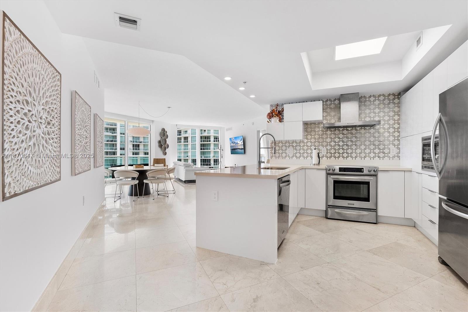 ST TROPEZ ON THE BAY II C - Residential Lease