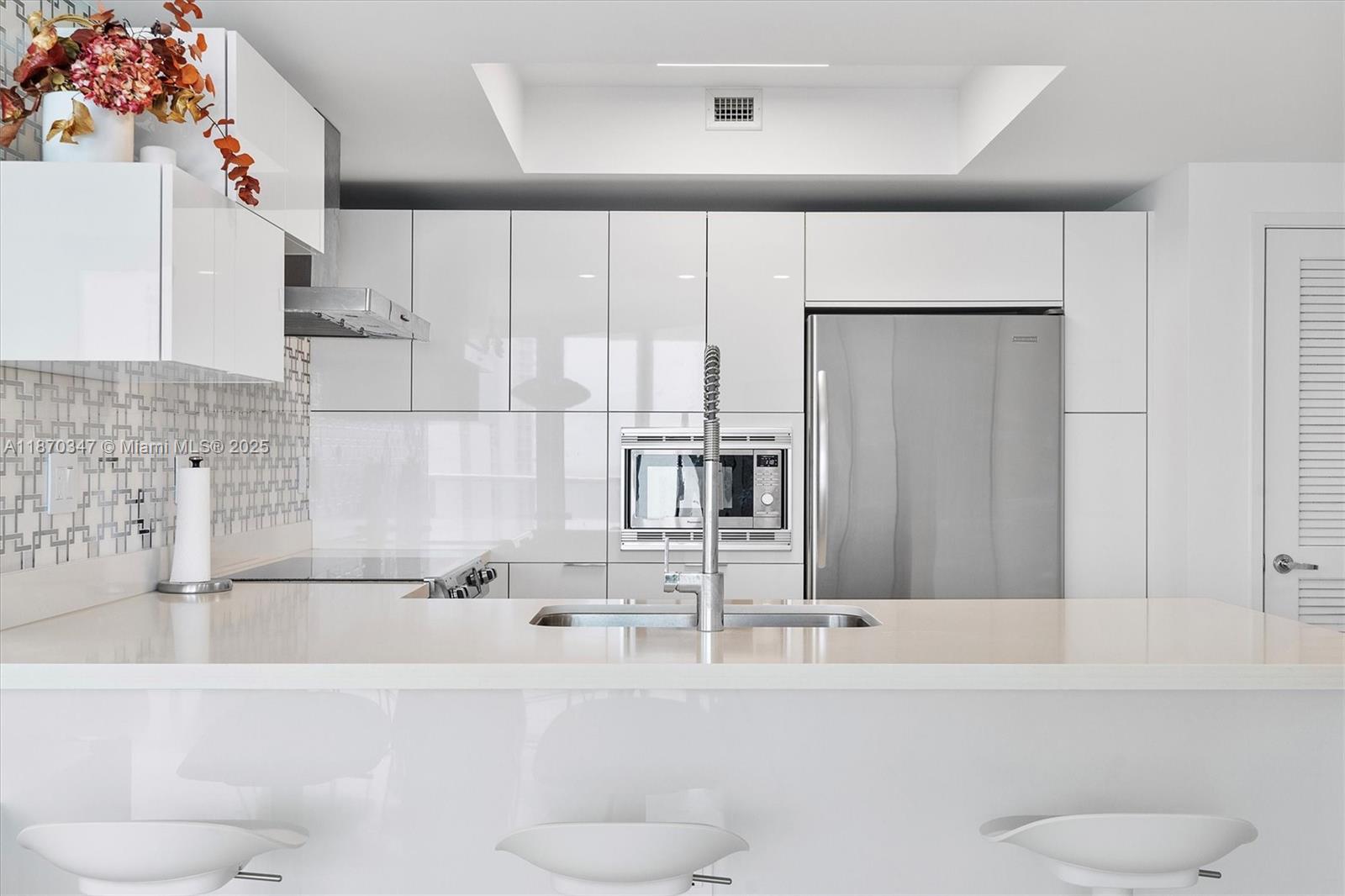 ST TROPEZ ON THE BAY II C - Residential Lease