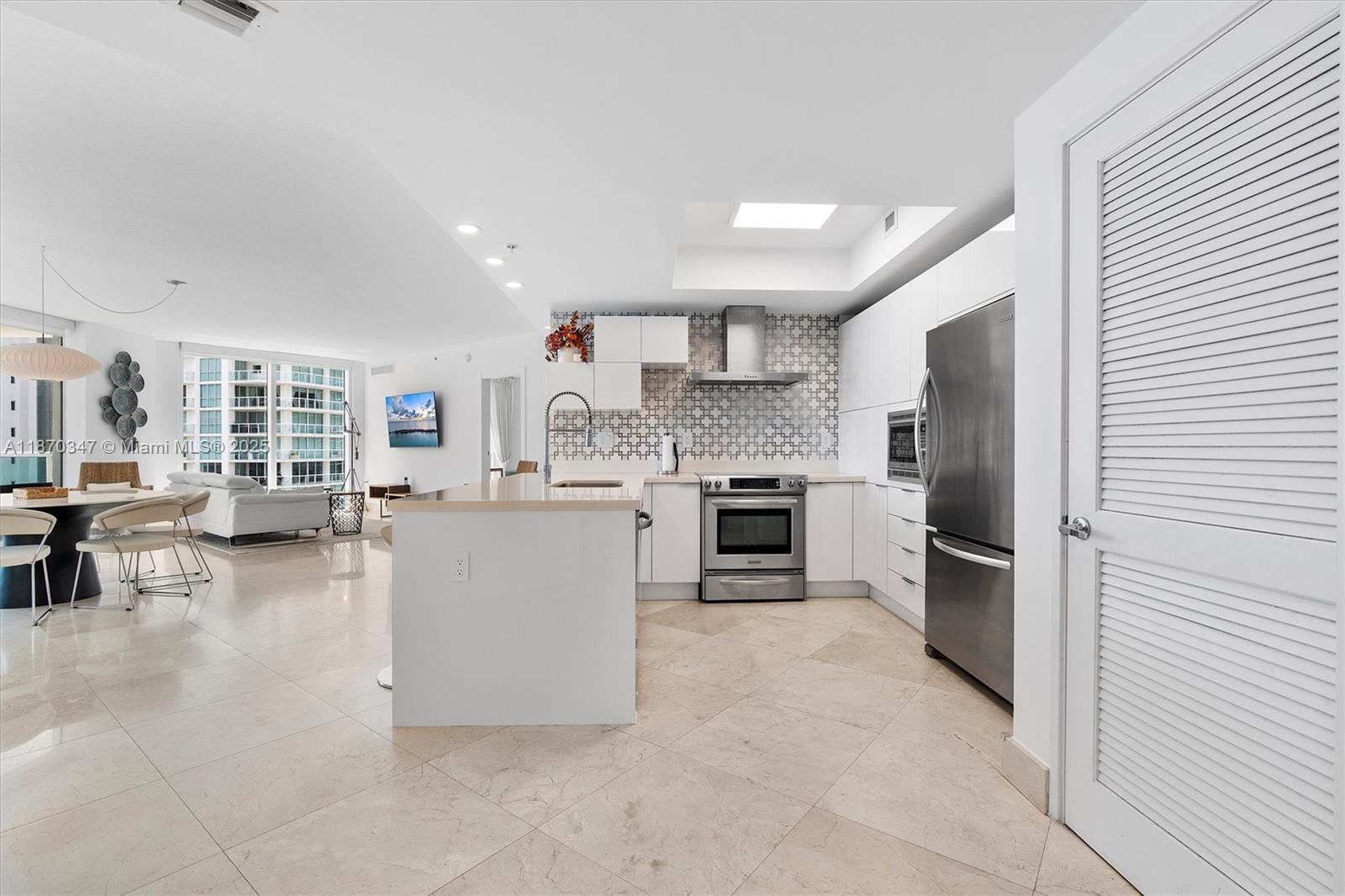 ST TROPEZ ON THE BAY II C - Residential Lease