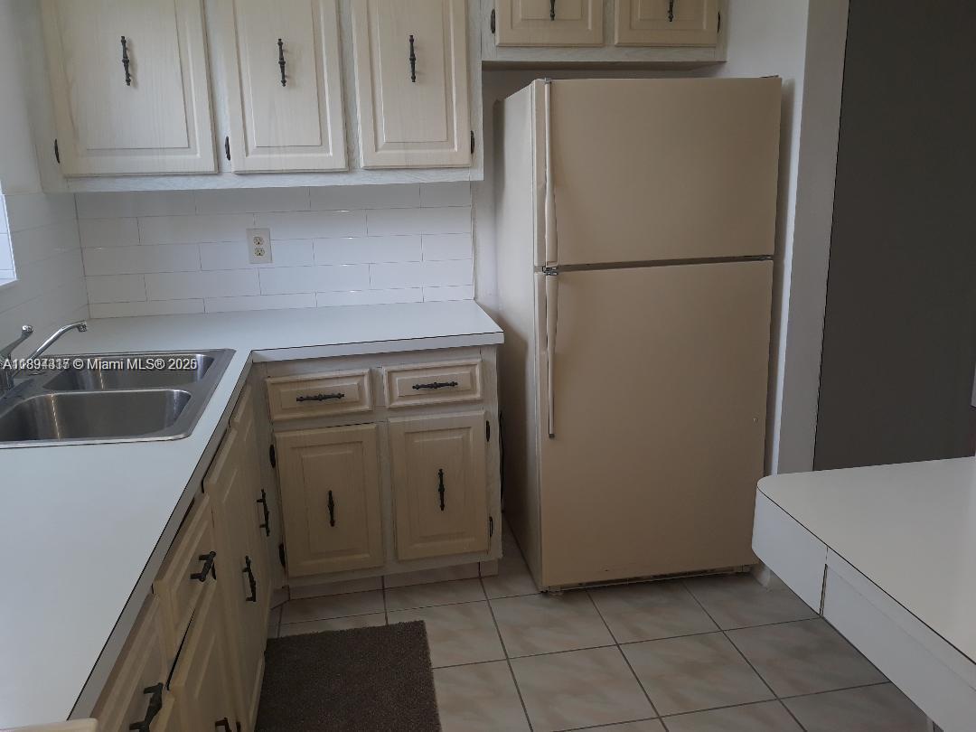 GOLDEN LAKES VILLAGE COND - Residential Lease