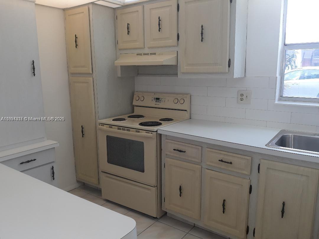 GOLDEN LAKES VILLAGE COND - Residential Lease