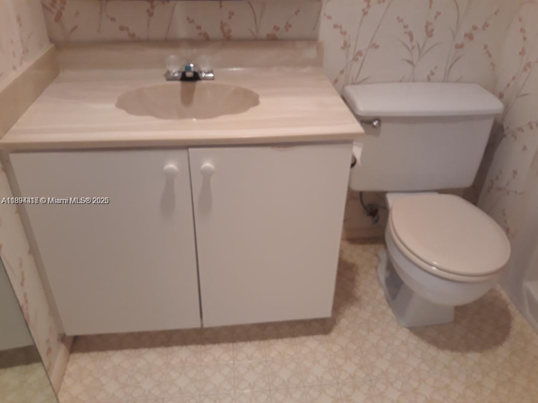 GOLDEN LAKES VILLAGE COND - Residential Lease