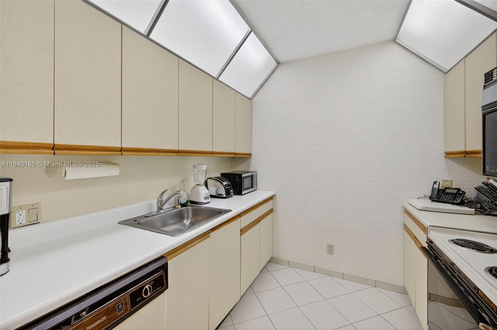 HAMPTONS WEST CONDO - Residential