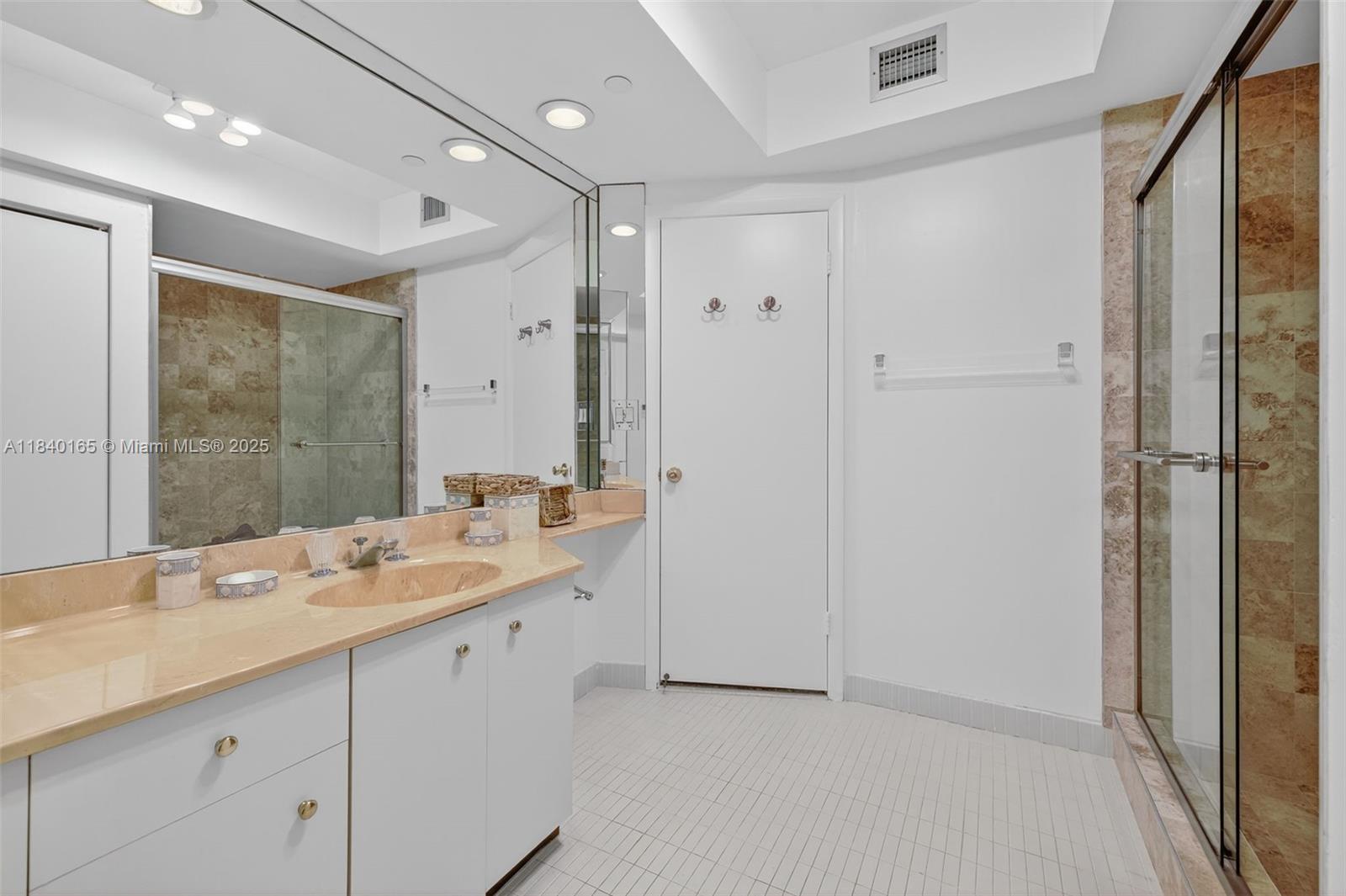 HAMPTONS WEST CONDO - Residential