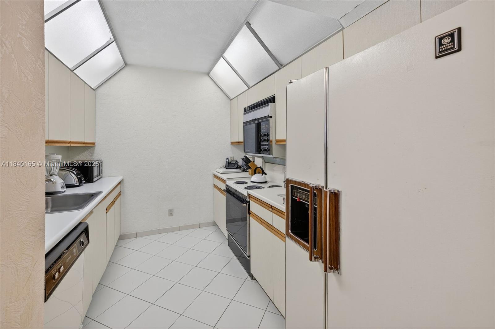 HAMPTONS WEST CONDO - Residential