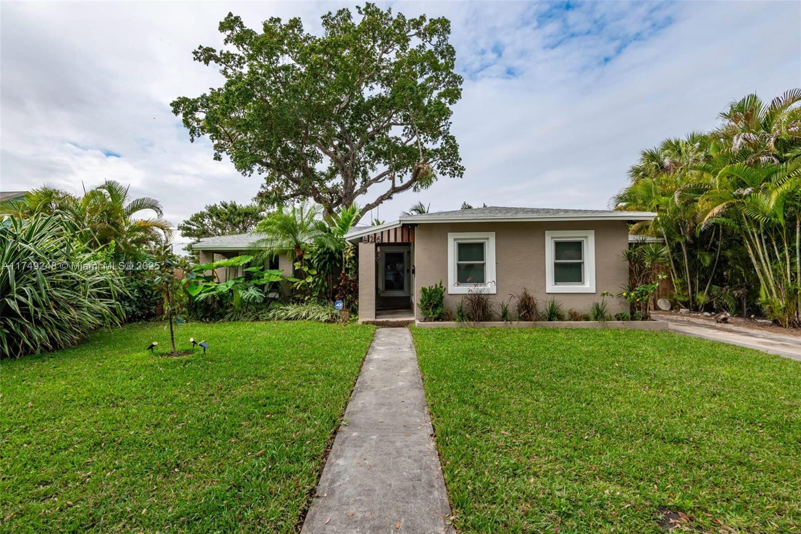 426 S 26th Ave, Hollywood, Broward County, Florida - 3 Bedrooms  
1 Bathrooms - 