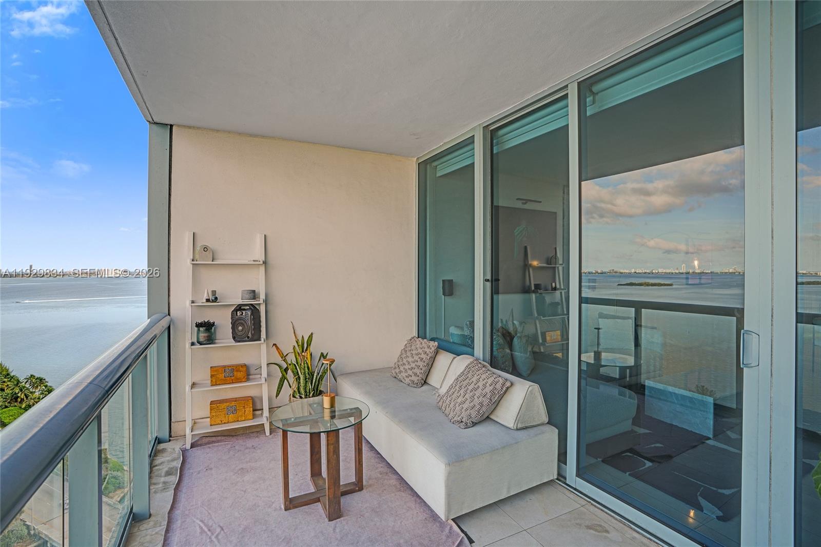 BLUE CONDO - Residential