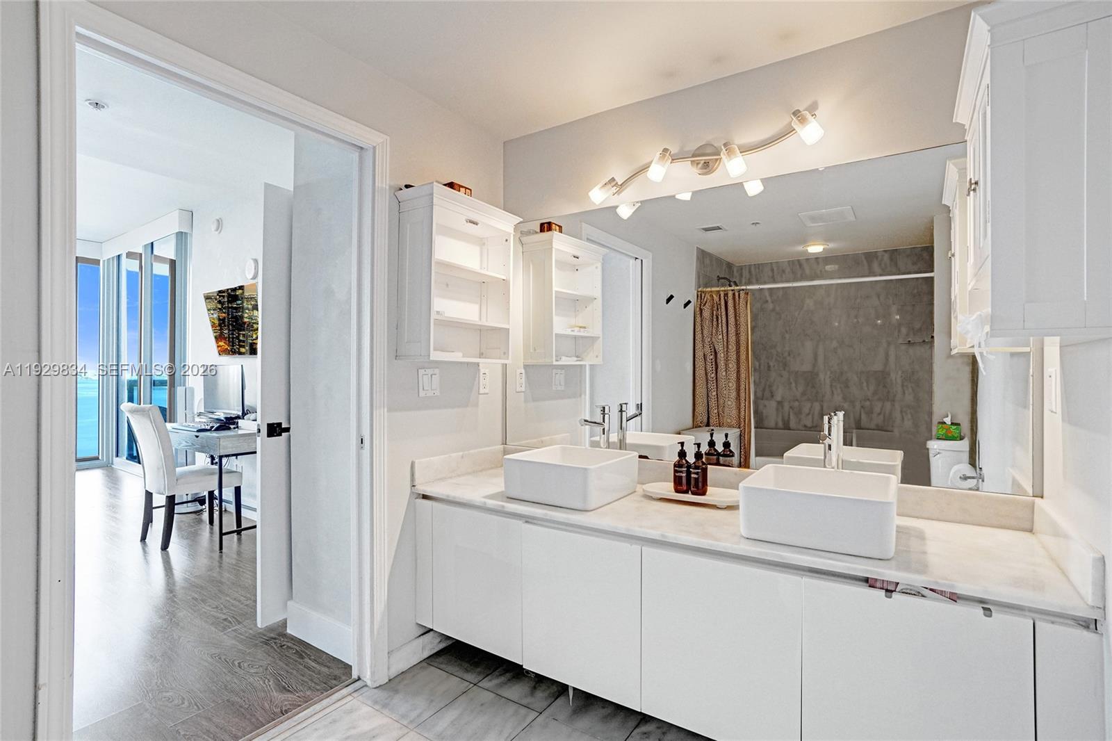 BLUE CONDO - Residential