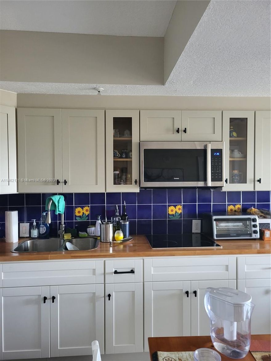 Penthouse. Very pivate. Two blocks from Miracle Mile. Totally remodeled.
Rents allowed. Pets allowed.