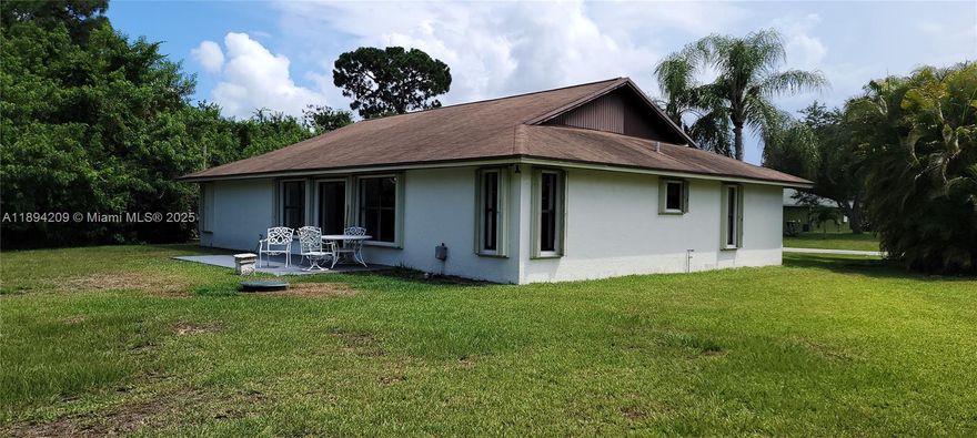 Welcome to this beautifully maintained 3-bedroom,2 full bathrooms Single family Residence with NO HOA restrictions offers comfort, privacy and endless potential.
Spacious interior with open flow ,walk in closet 2 full Bathrooms in excellent conditions.
Natural light throughout, high ceilings.
Huge Lot and convenient location close to shopping plazas, schools, parks and major roads.