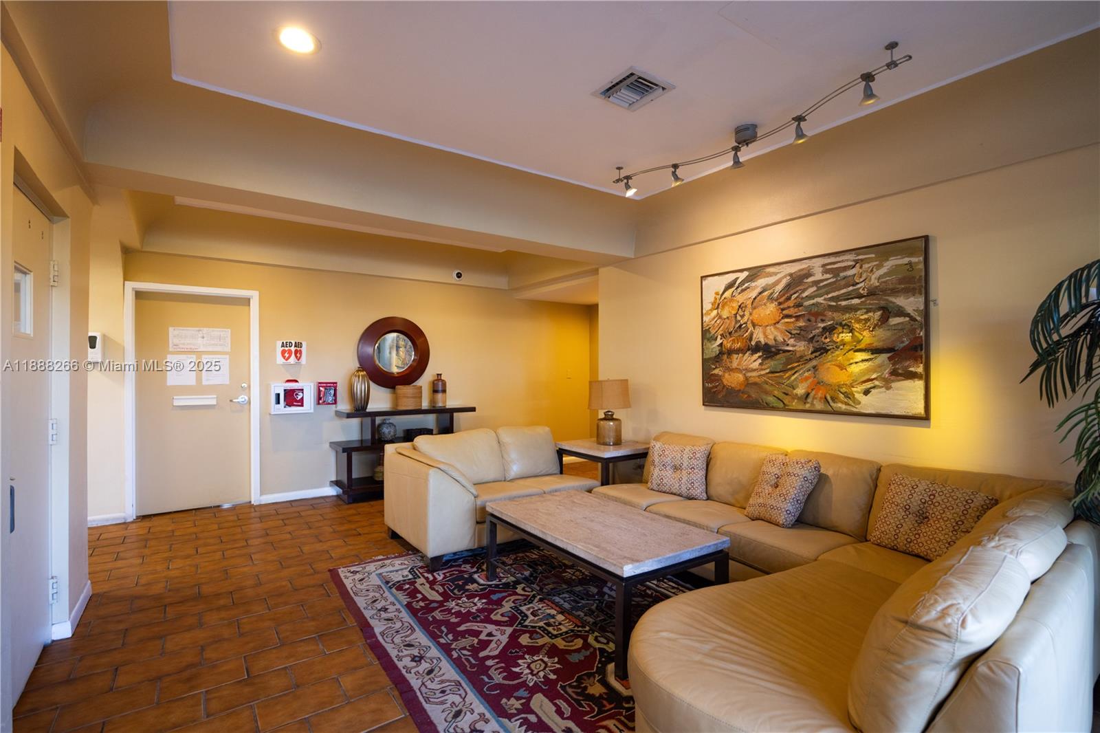 PLAZA 15 CONDO - Residential