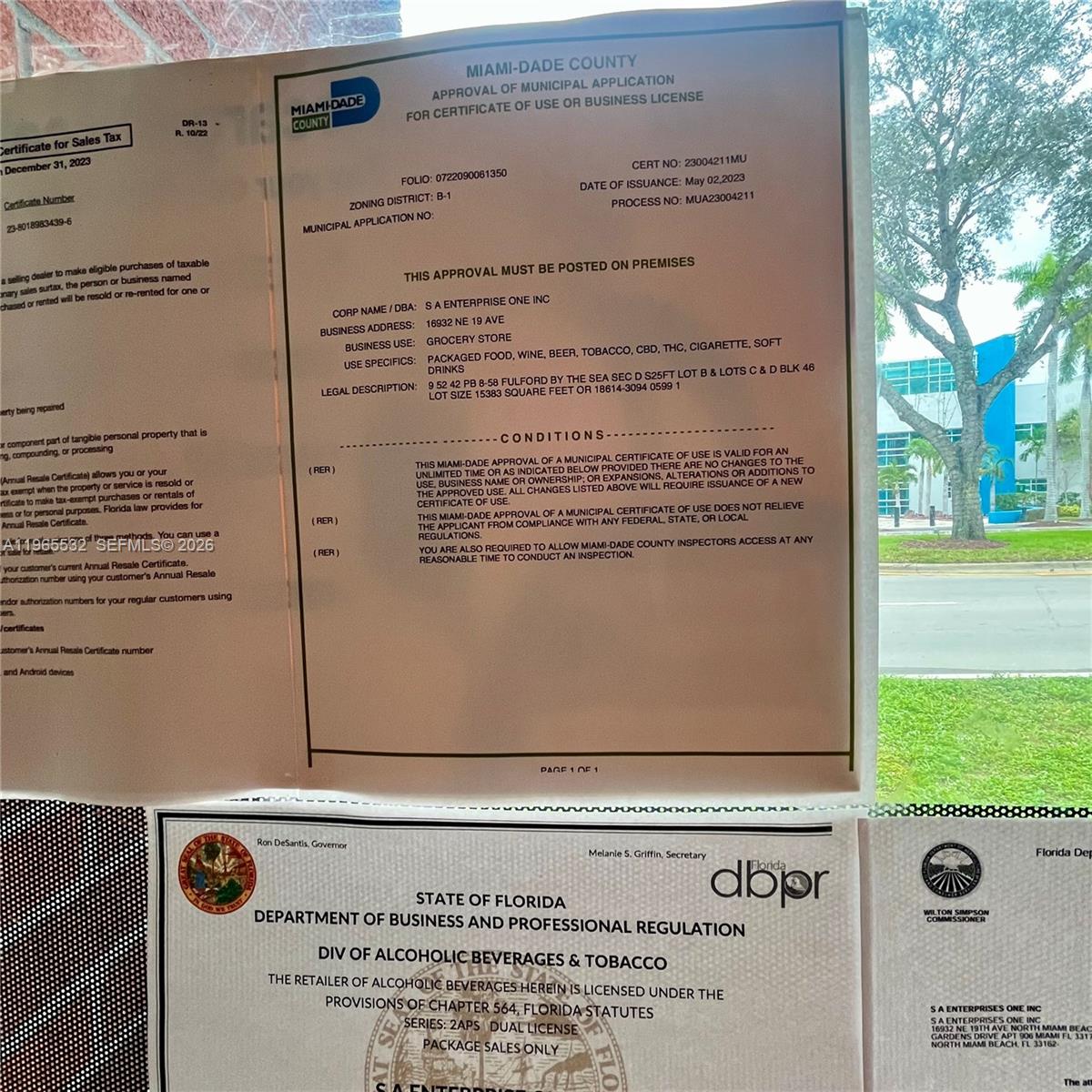 Main image without alt text