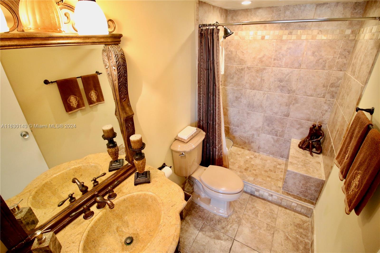 KING COLE CONDO - Residential