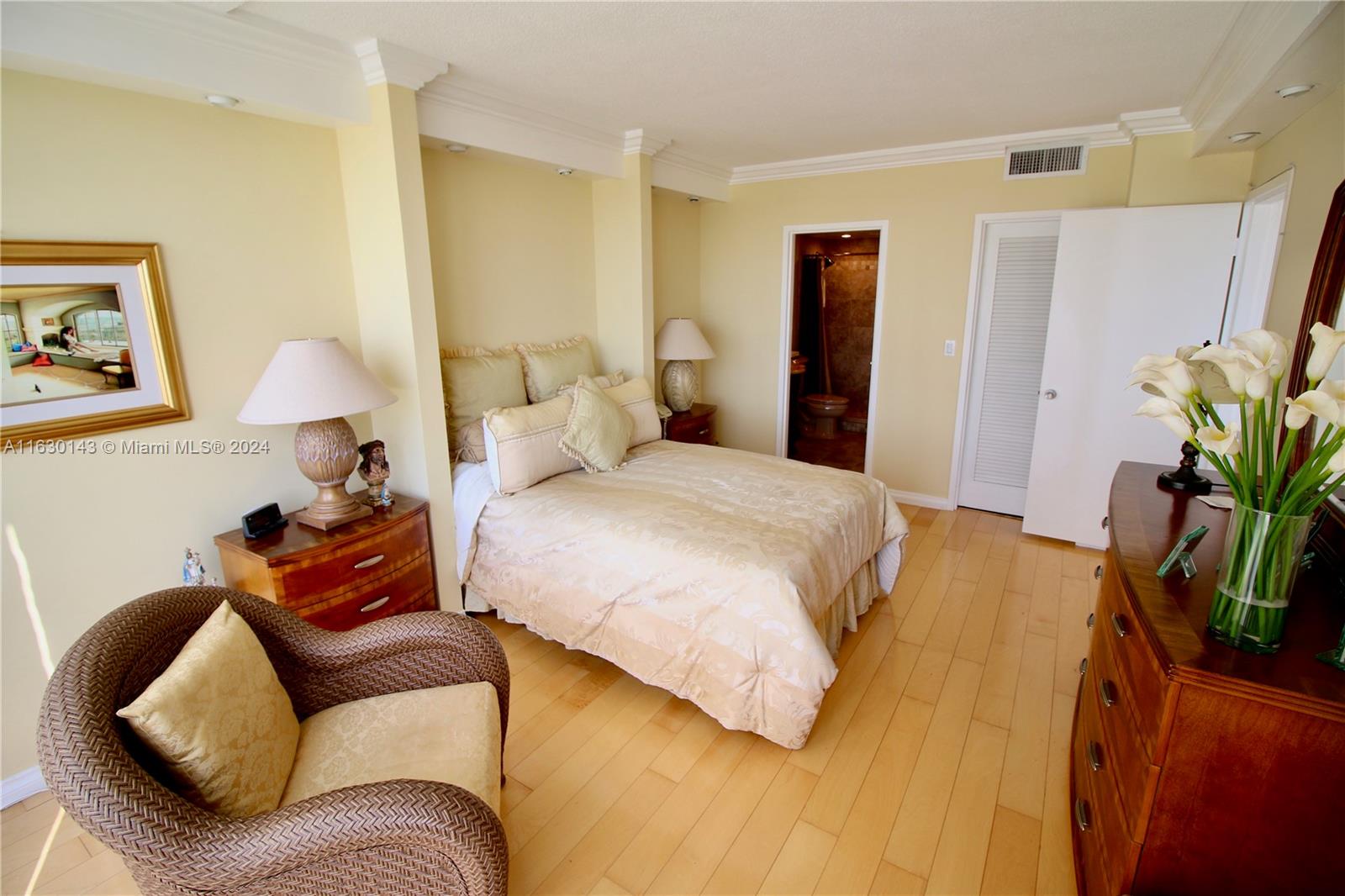KING COLE CONDO - Residential