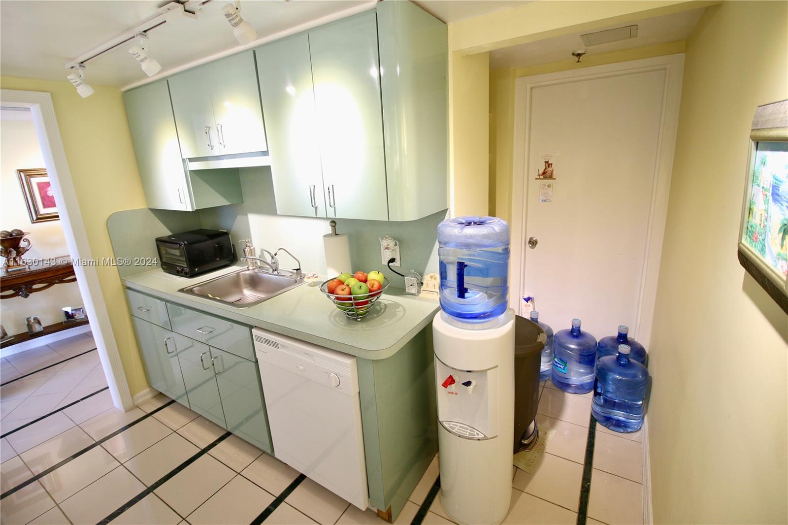 KING COLE CONDO - Residential