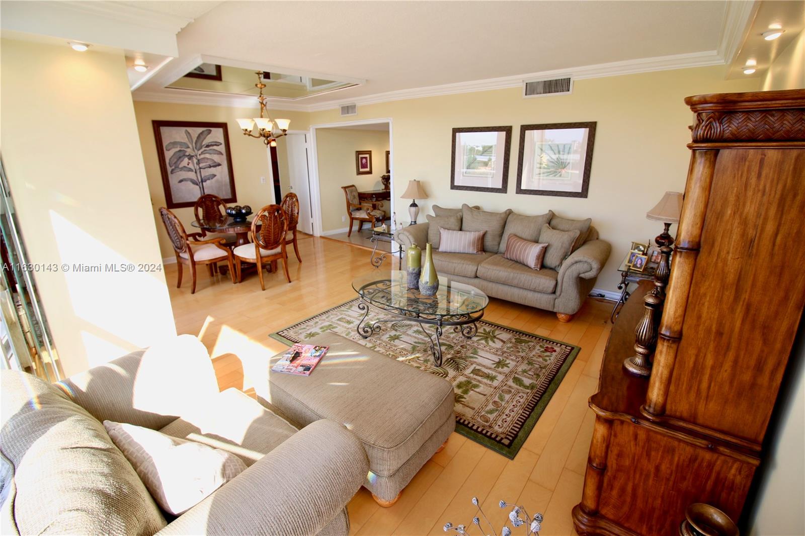 KING COLE CONDO - Residential