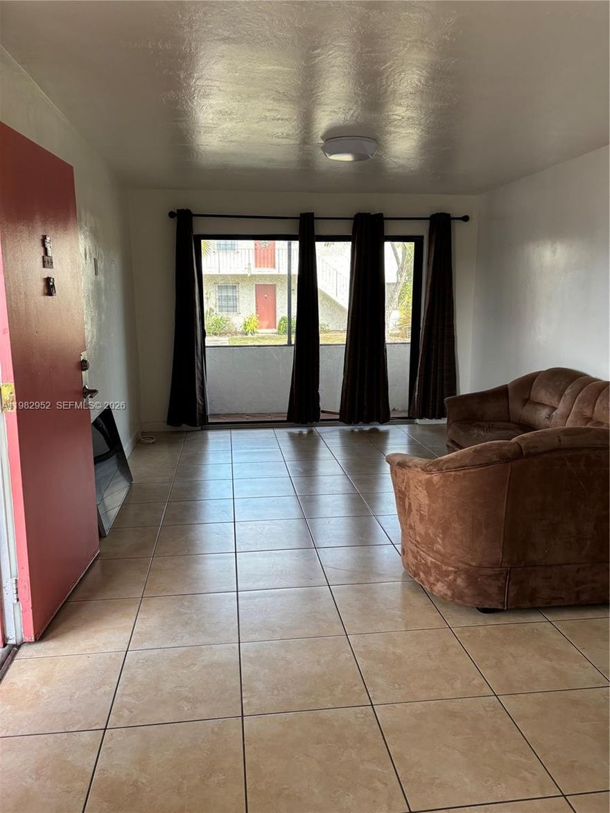 Beautiful remodeled apartment located in a prime location just minutes from the mall The Falls .This well maintained apartment  offers modern finishes and a comfortable living space in a highly desirable area of Palmetto Bay. Conveniently close to shopping, dining and major roads . A perfect place to call home. Text listing agent to show