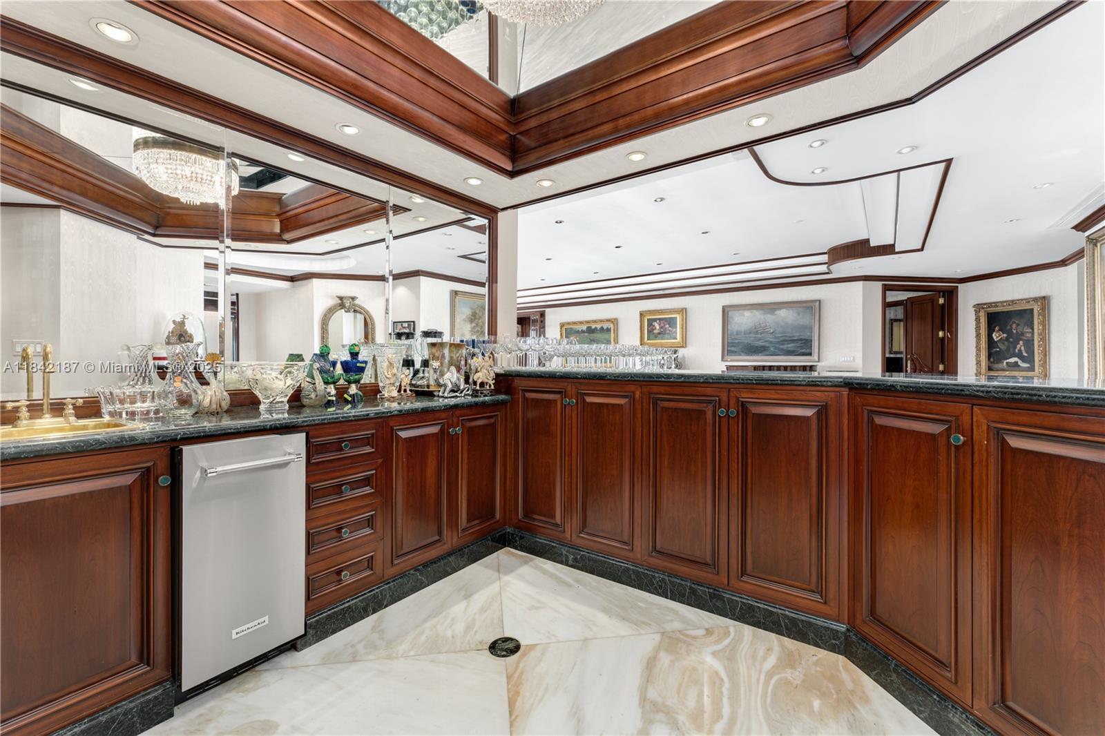 LEXCELLENCE CONDO - Residential