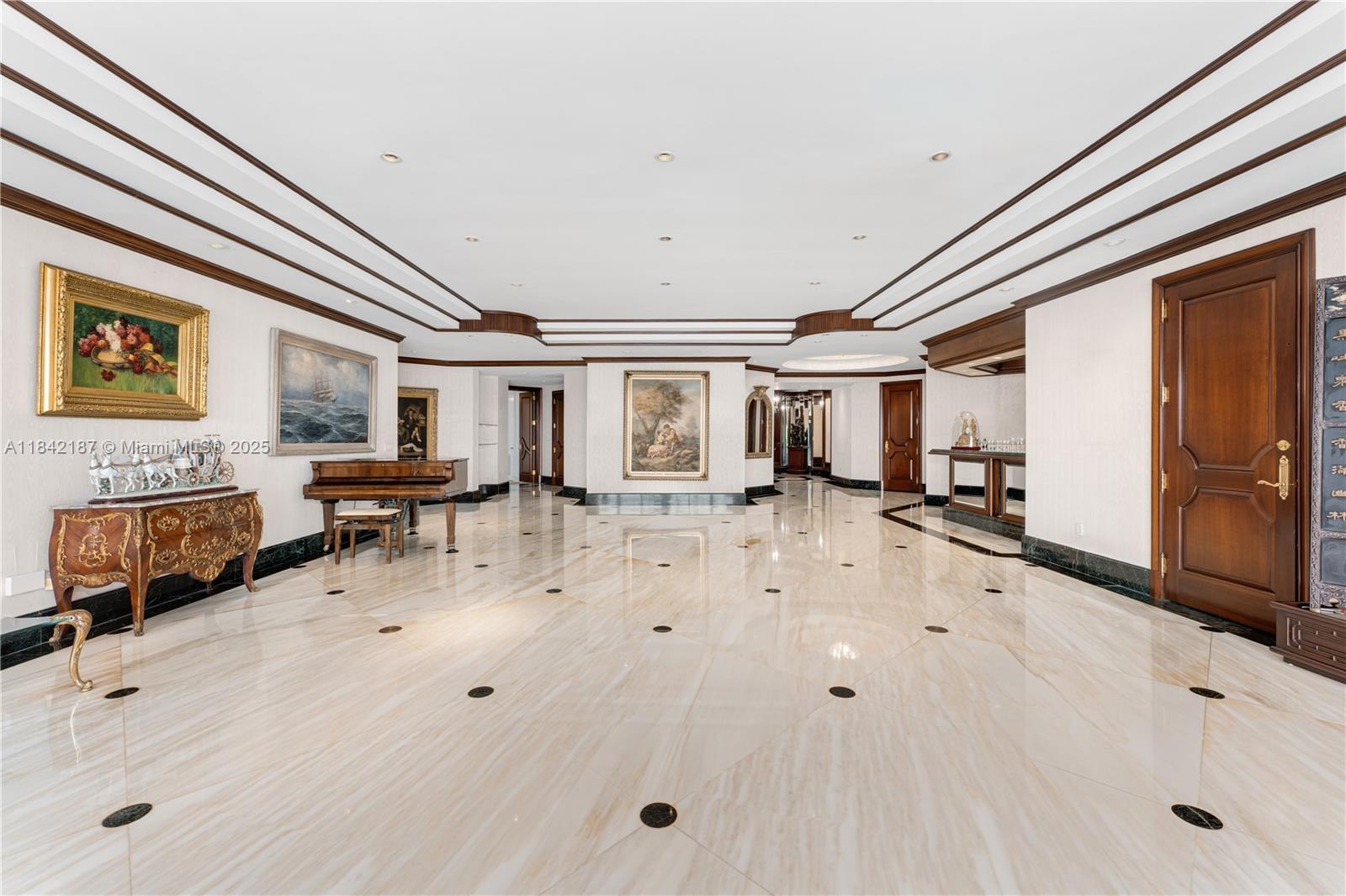 LEXCELLENCE CONDO - Residential