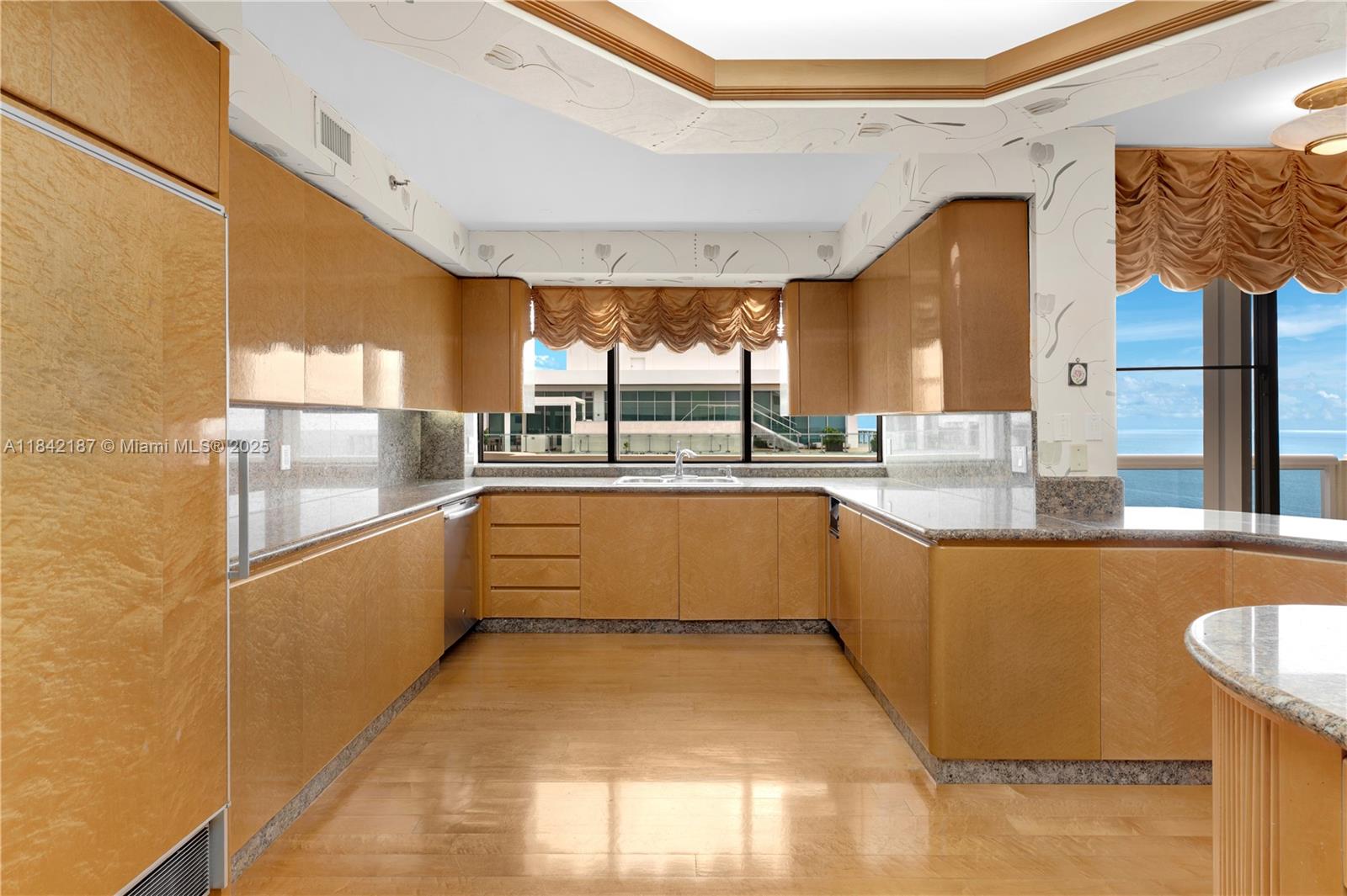 LEXCELLENCE CONDO - Residential