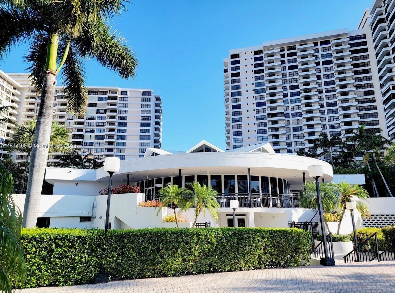 2500 Parkview Dr 1111, Hallandale Beach, Broward County, Florida - 1 Bedrooms  
2 Bathrooms - 