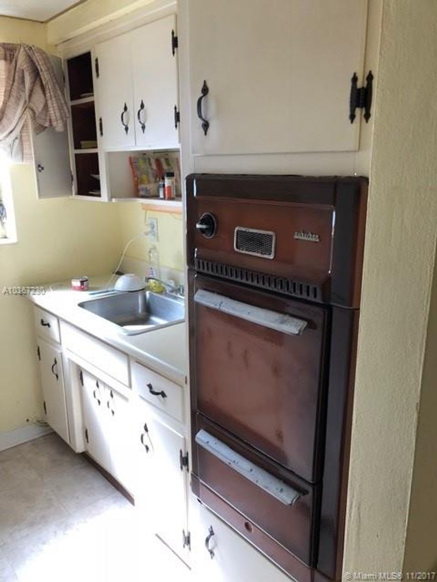 COZY STUDIO ON HARDING AVENUE.  UNIT IS ONTHE SECOND FLOOR OF A VERY WELL KEPT BOUTIQUE BUILDING.  UNIT HAS A COMPLETE KITCHEN AND LARGE CLOSET SPACE. WALKING DISTANCE TO THE BEACH, RESTAURANTS AND STORES.  VERY EASY TO SHOW