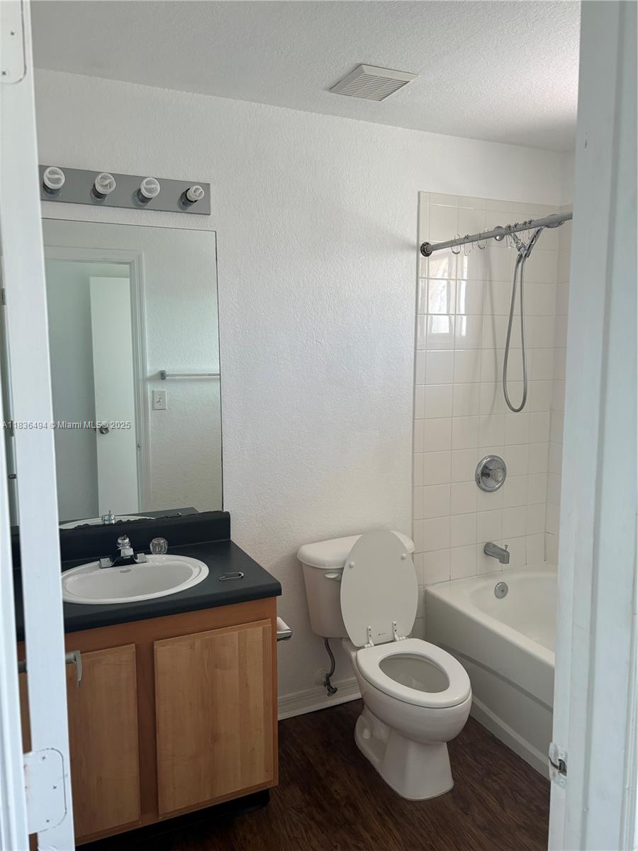 2050 NE 167th St 3-124