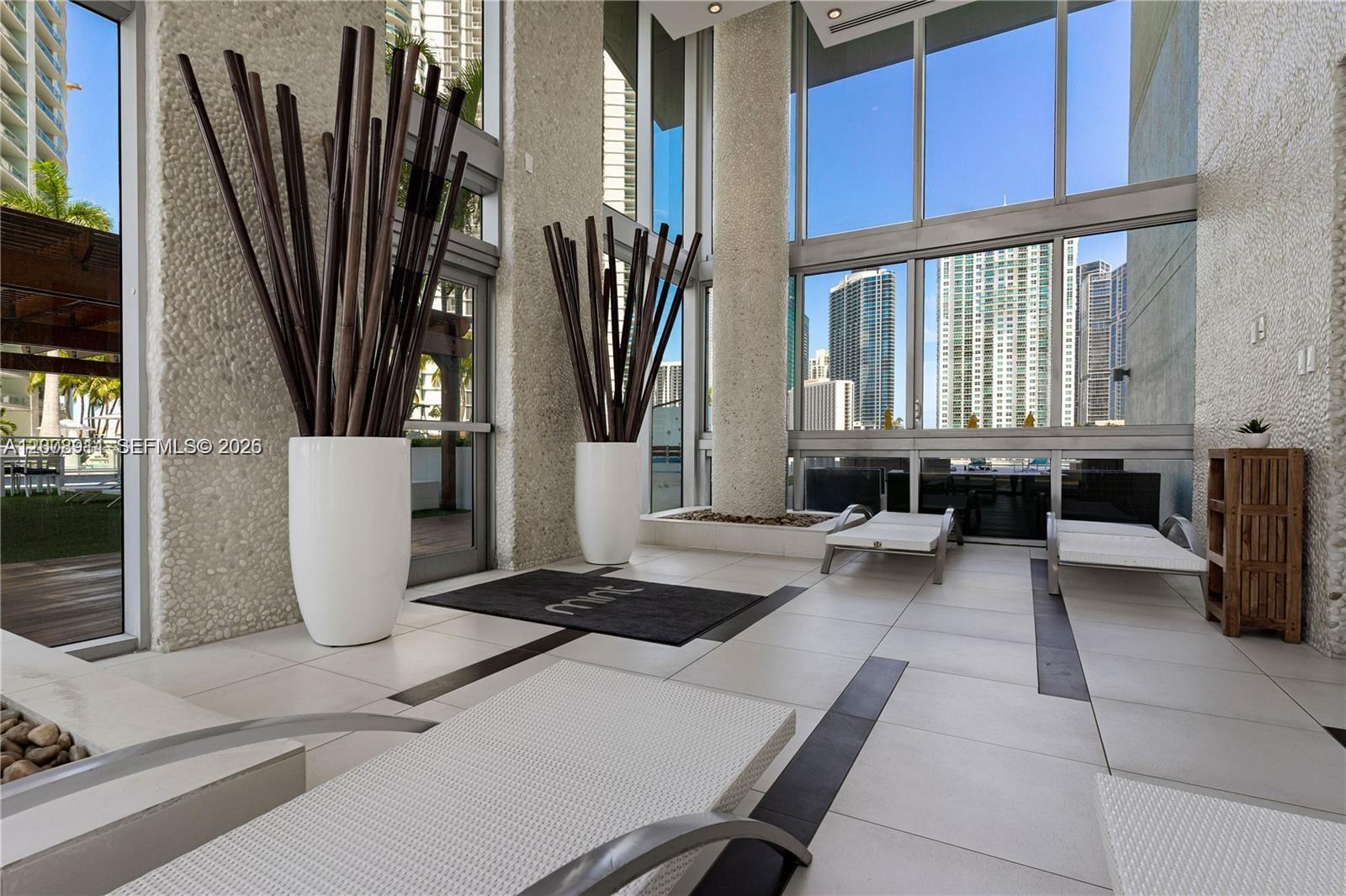 MINT CONDO - Residential