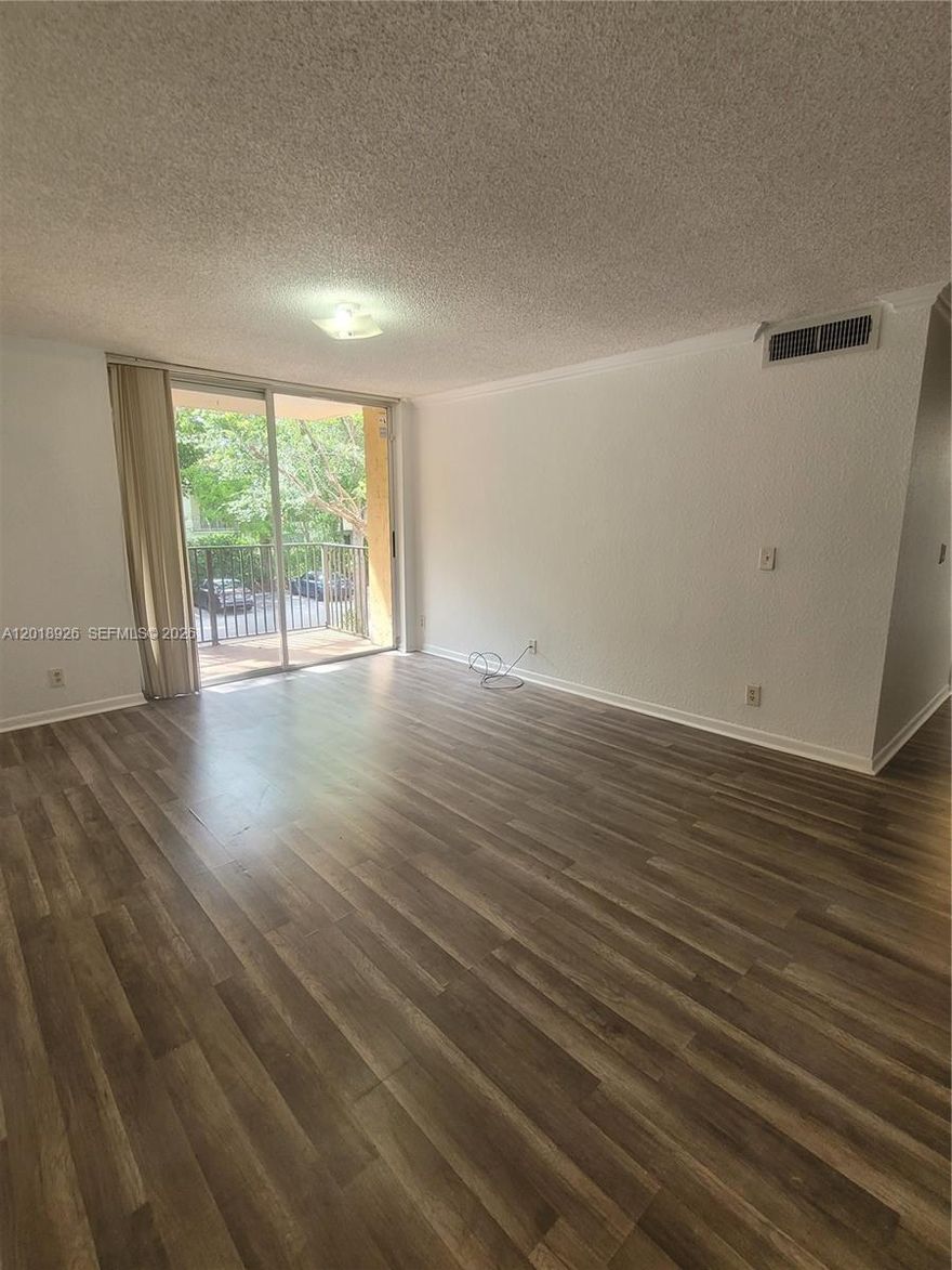 2 Bed / 2 Bath in Plantation Bright and spacious unit on second floor. Located in a quiet and well-maintained community, this condo offers the convenience of an in-unit washer and dryer. Enjoy great amenities including two swimming pools, a clubhouse, tennis court, and fitness center. Prime location close to parks, schools, shopping, and just minutes from Sawgrass Mall. Association requires minimum 600 credit score.