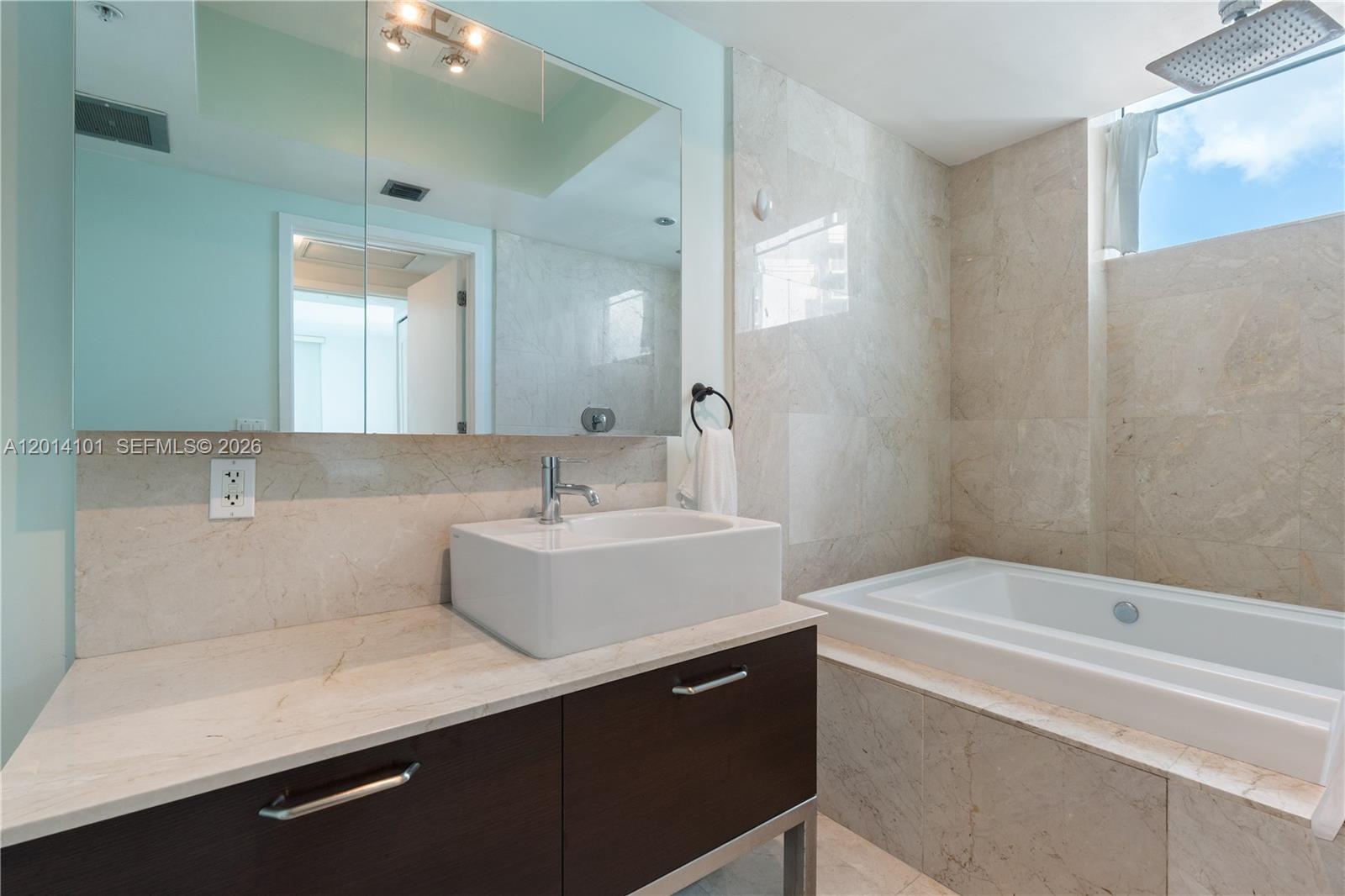 THE EMERALD AT BRICKELL CO - Residential