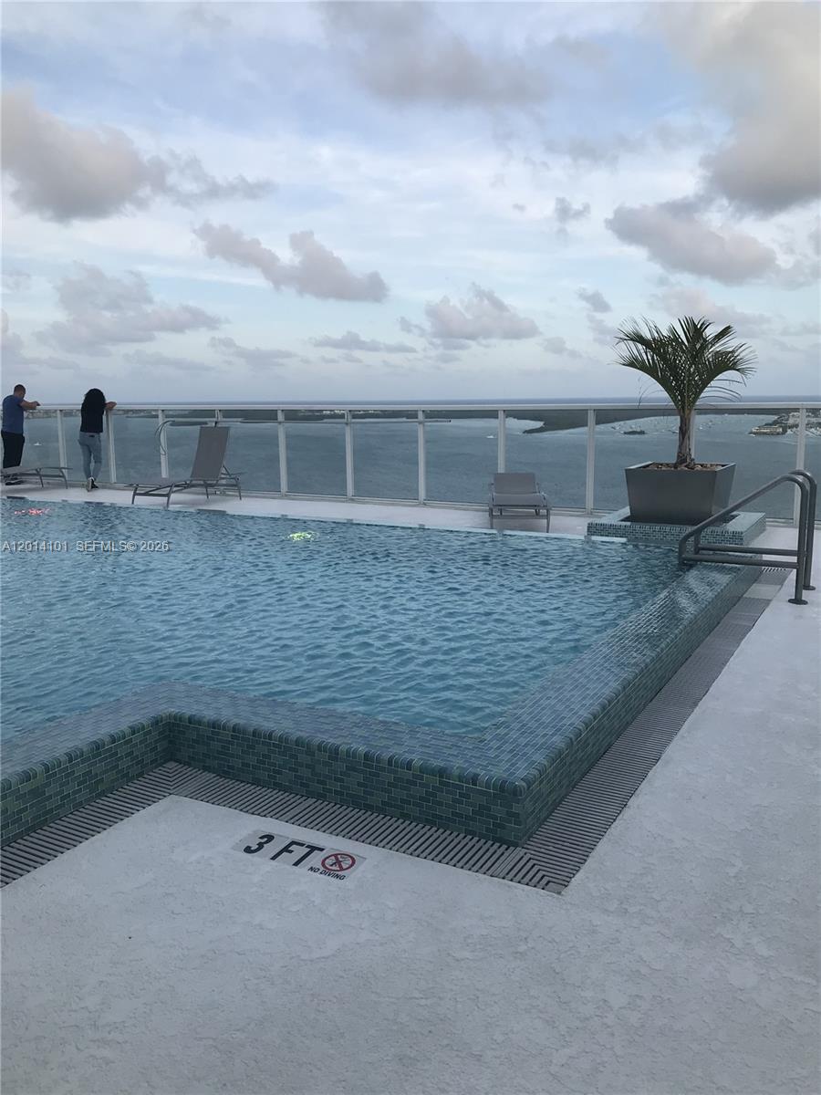 THE EMERALD AT BRICKELL CO - Residential
