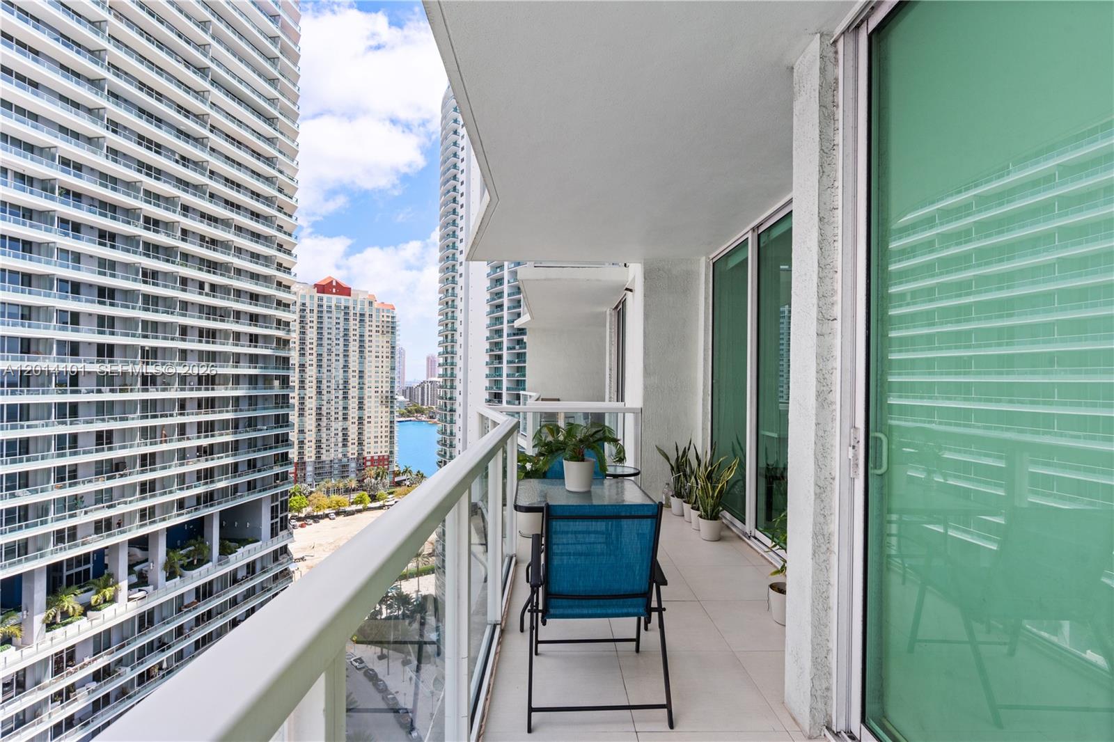 THE EMERALD AT BRICKELL CO - Residential