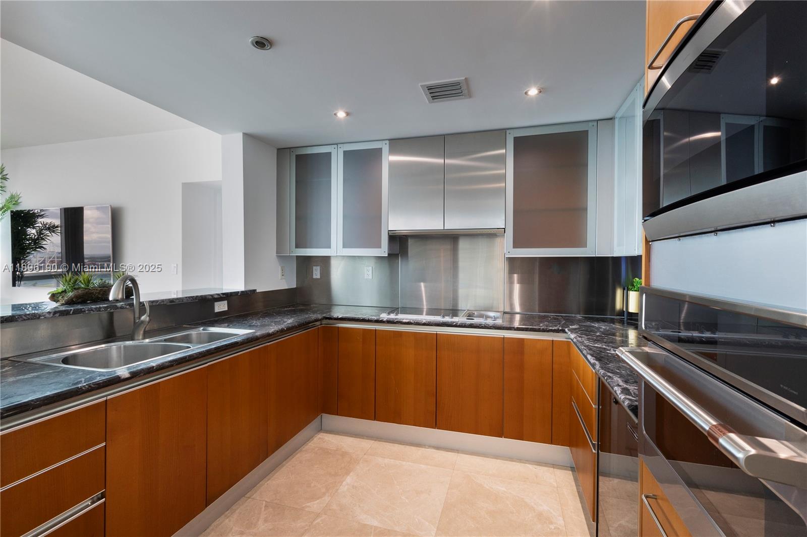 THE BENTLEY BAY CONDO - Residential Lease