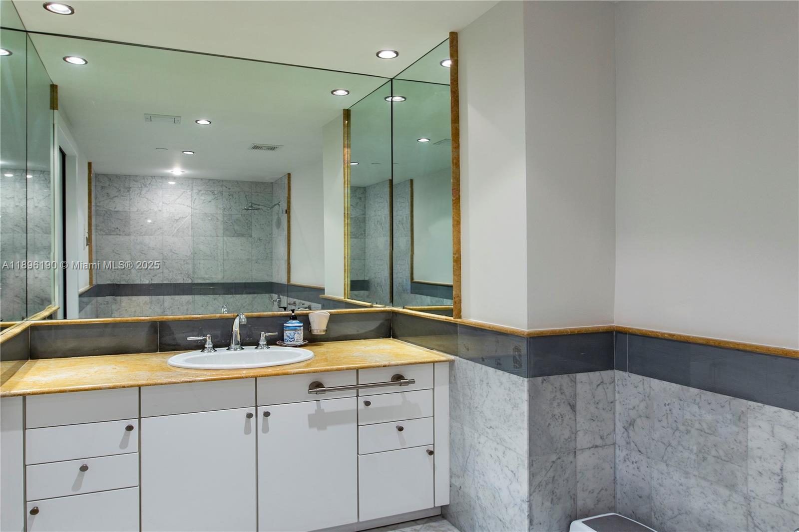 THE BENTLEY BAY CONDO - Residential Lease