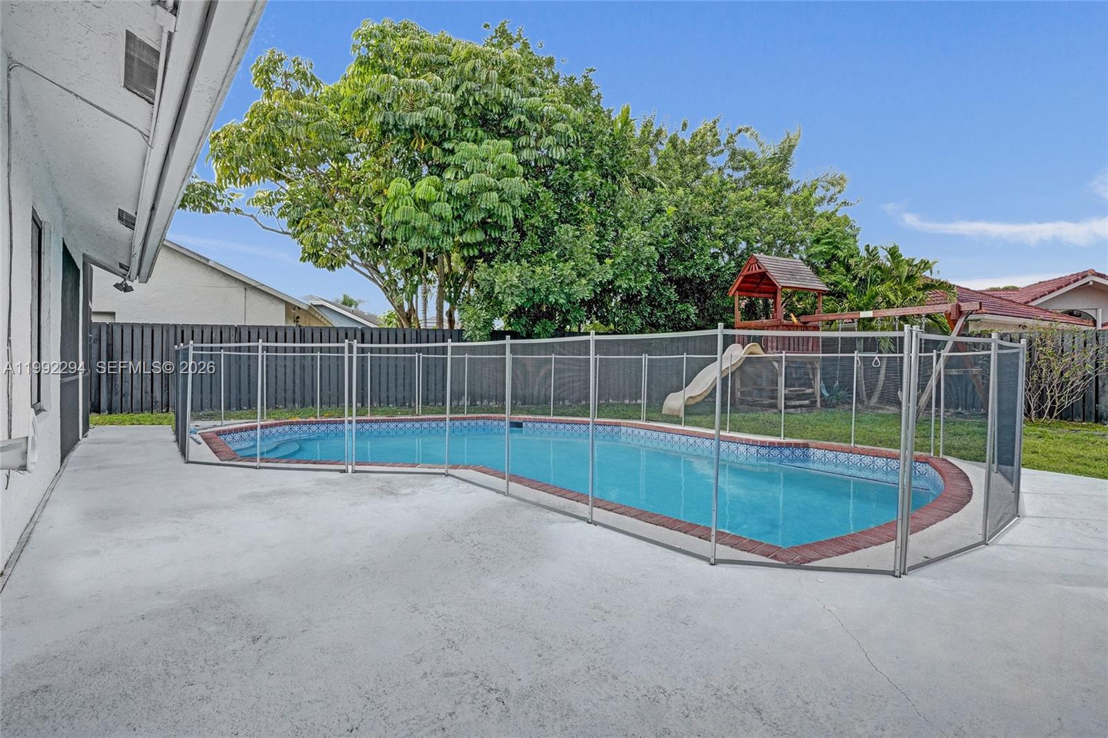 COUNTRY ADDRESS - Residential