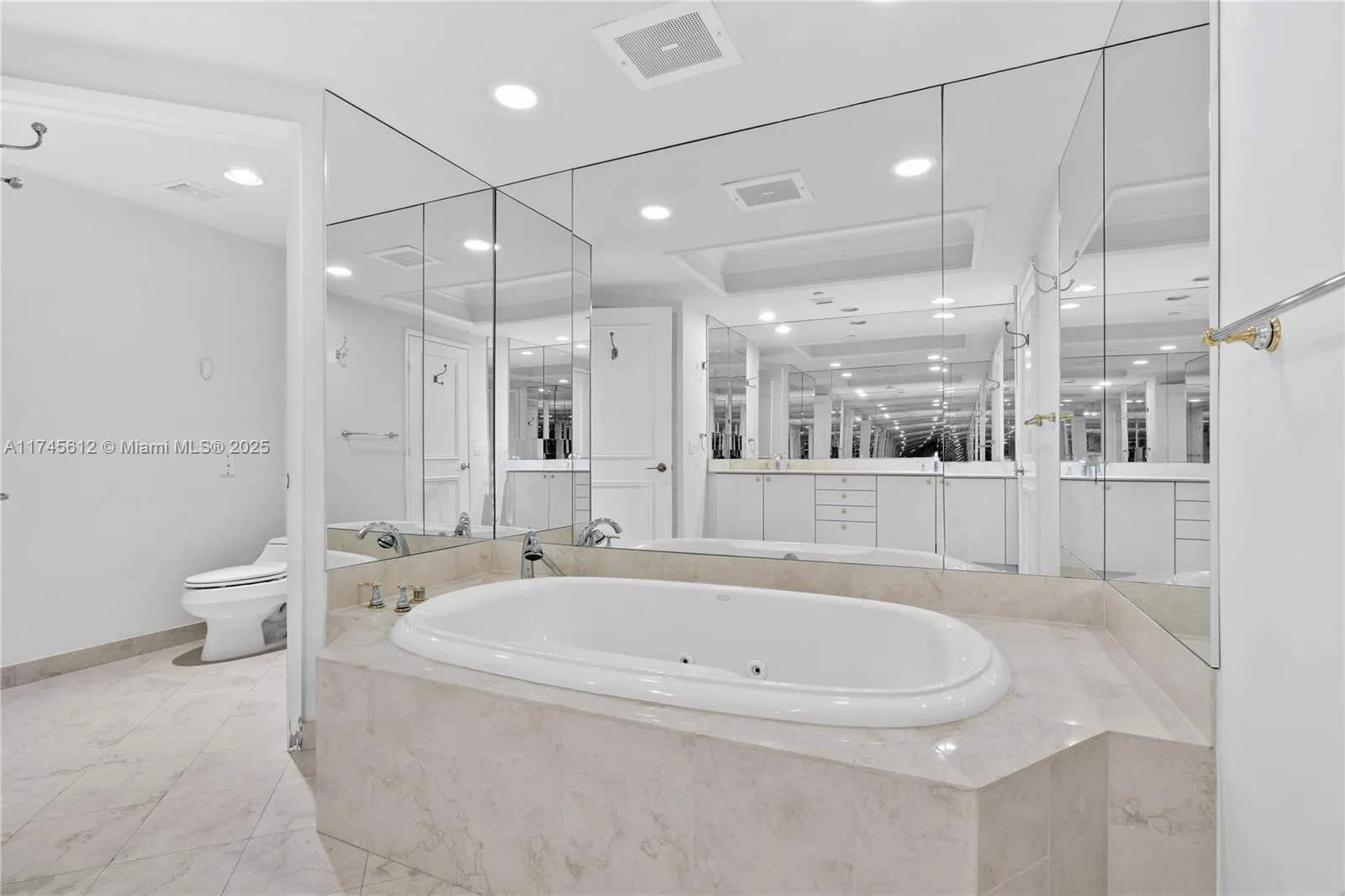 Key Biscayne, Florida 33149, United States, 3 Bedrooms Bedrooms, ,5 BathroomsBathrooms,Residential,Pending,4023