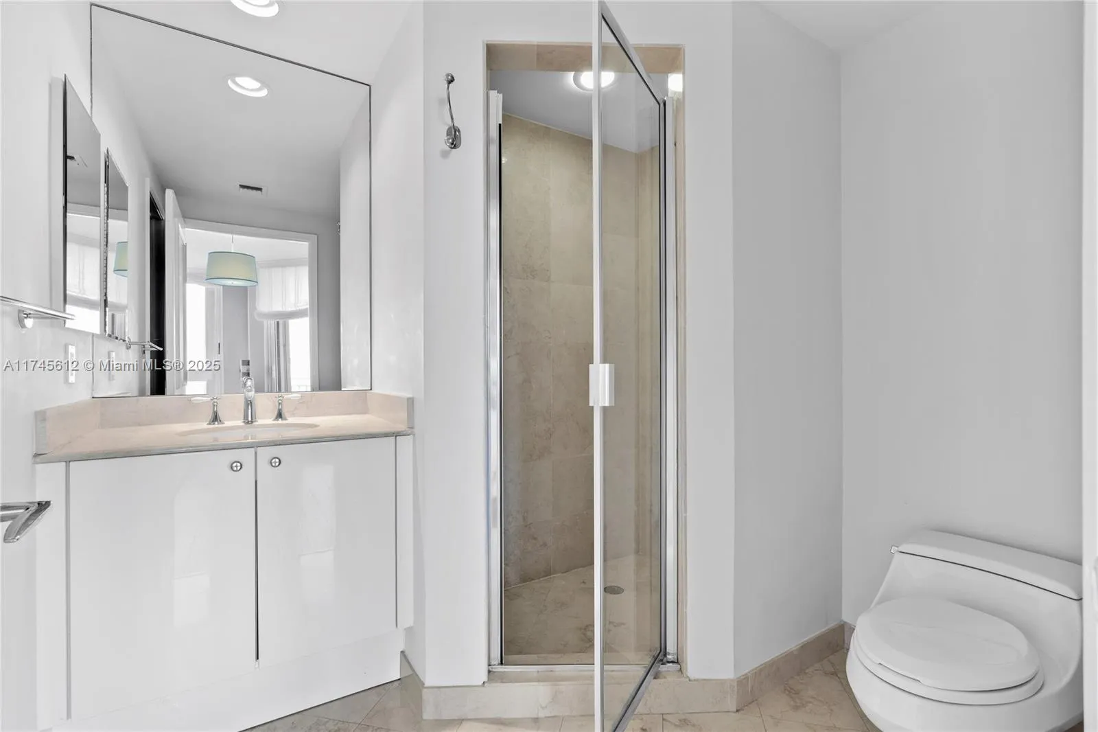 Key Biscayne, Florida 33149, United States, 3 Bedrooms Bedrooms, ,5 BathroomsBathrooms,Residential,Pending,4023