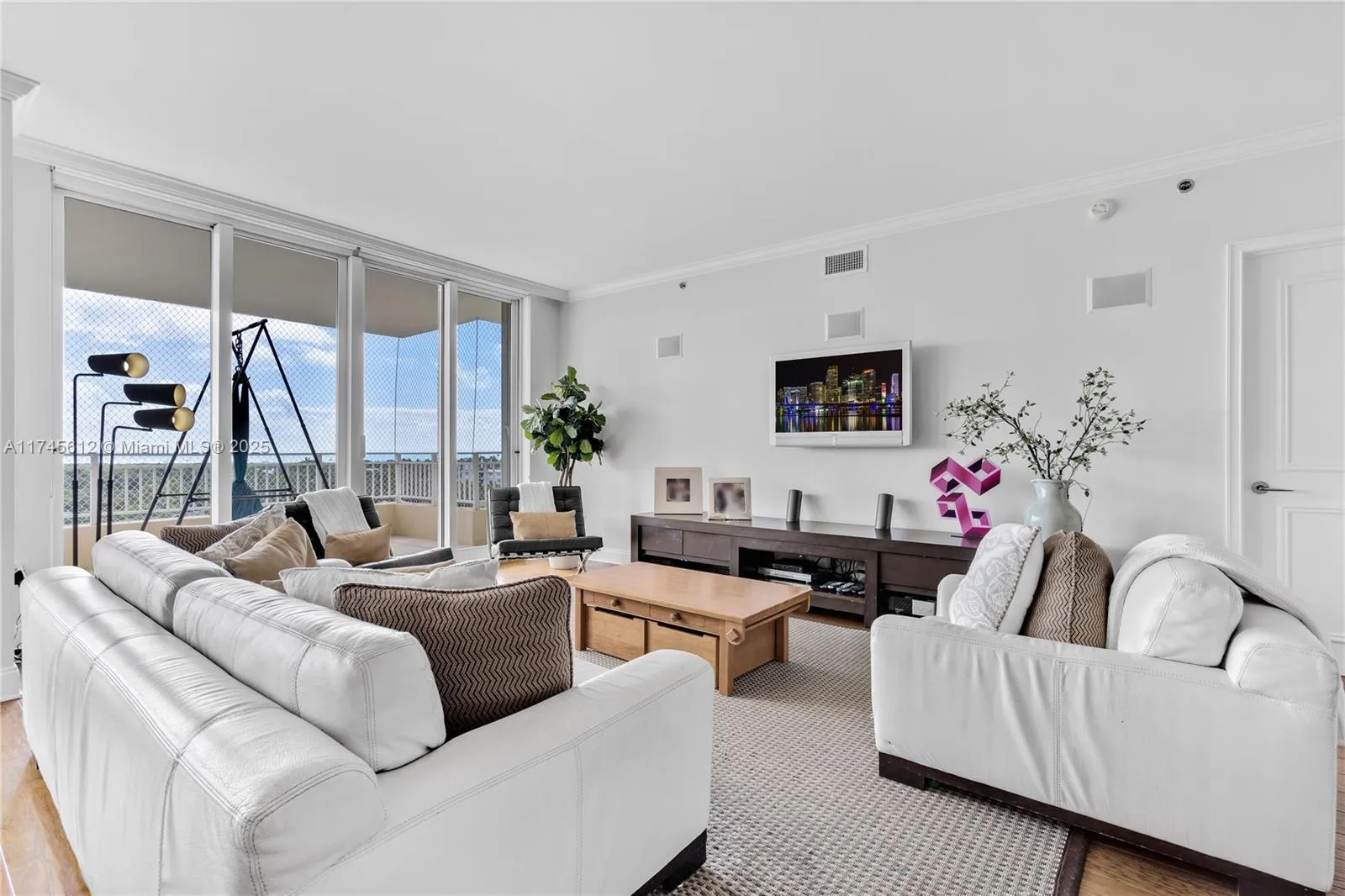 Key Biscayne, Florida 33149, United States, 3 Bedrooms Bedrooms, ,5 BathroomsBathrooms,Residential,Pending,4023