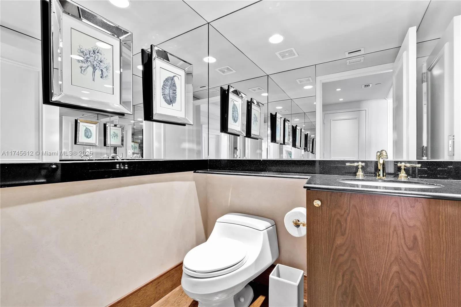 Key Biscayne, Florida 33149, United States, 3 Bedrooms Bedrooms, ,5 BathroomsBathrooms,Residential,Pending,4023