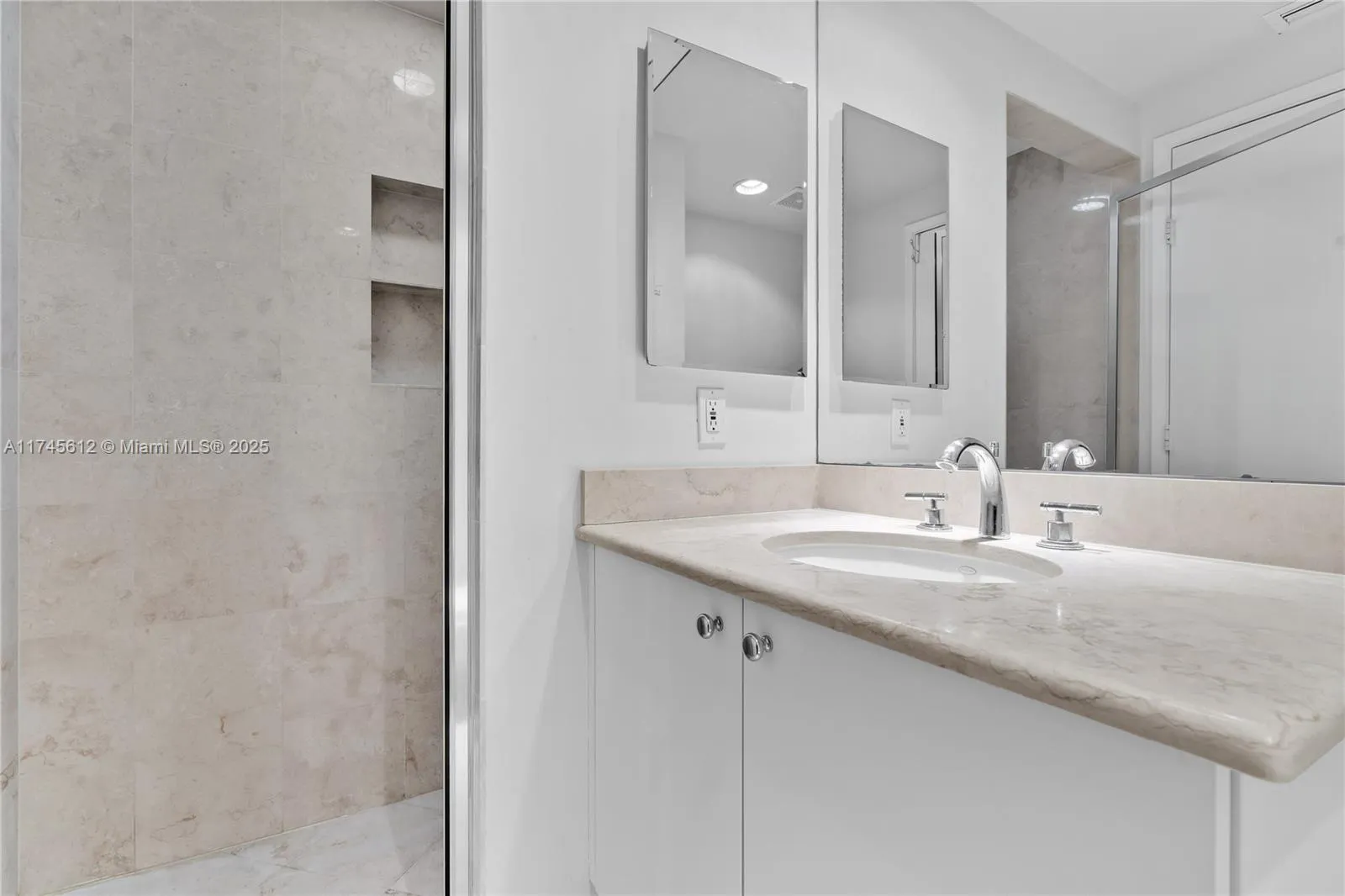 Key Biscayne, Florida 33149, United States, 3 Bedrooms Bedrooms, ,5 BathroomsBathrooms,Residential,Pending,4023